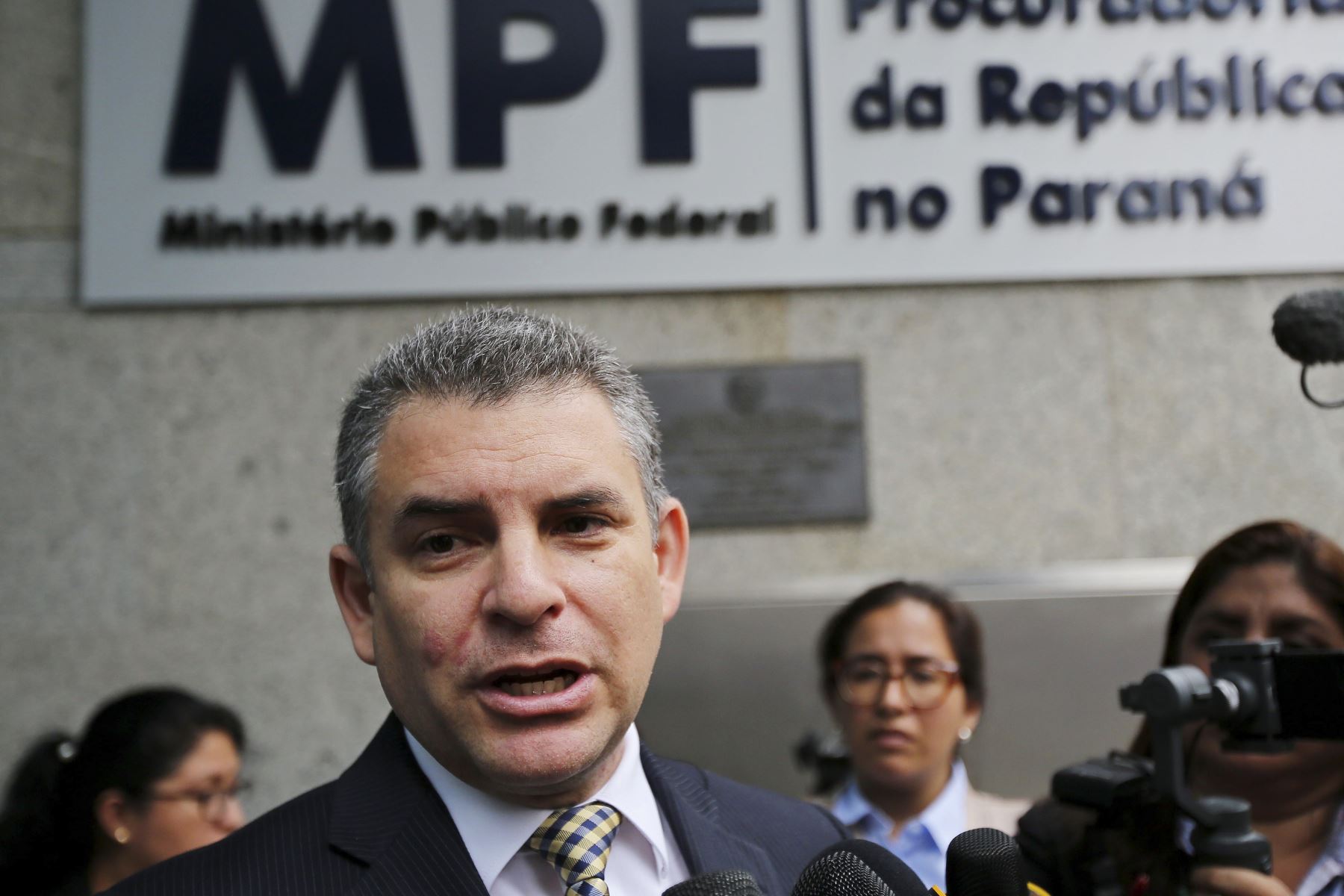 El fiscal peruano Rafael Vela declara a la prensa en Curitiba, Brasil. Foto: AFP