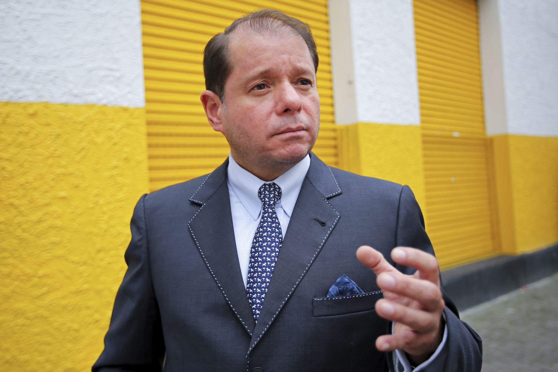 El abogado peruano de Miguel Atala, Julio Rodrigues, declara a la prensa en los exteriores del Ministerio Público Federal en Curitiba, Brasil. Foto: AFP