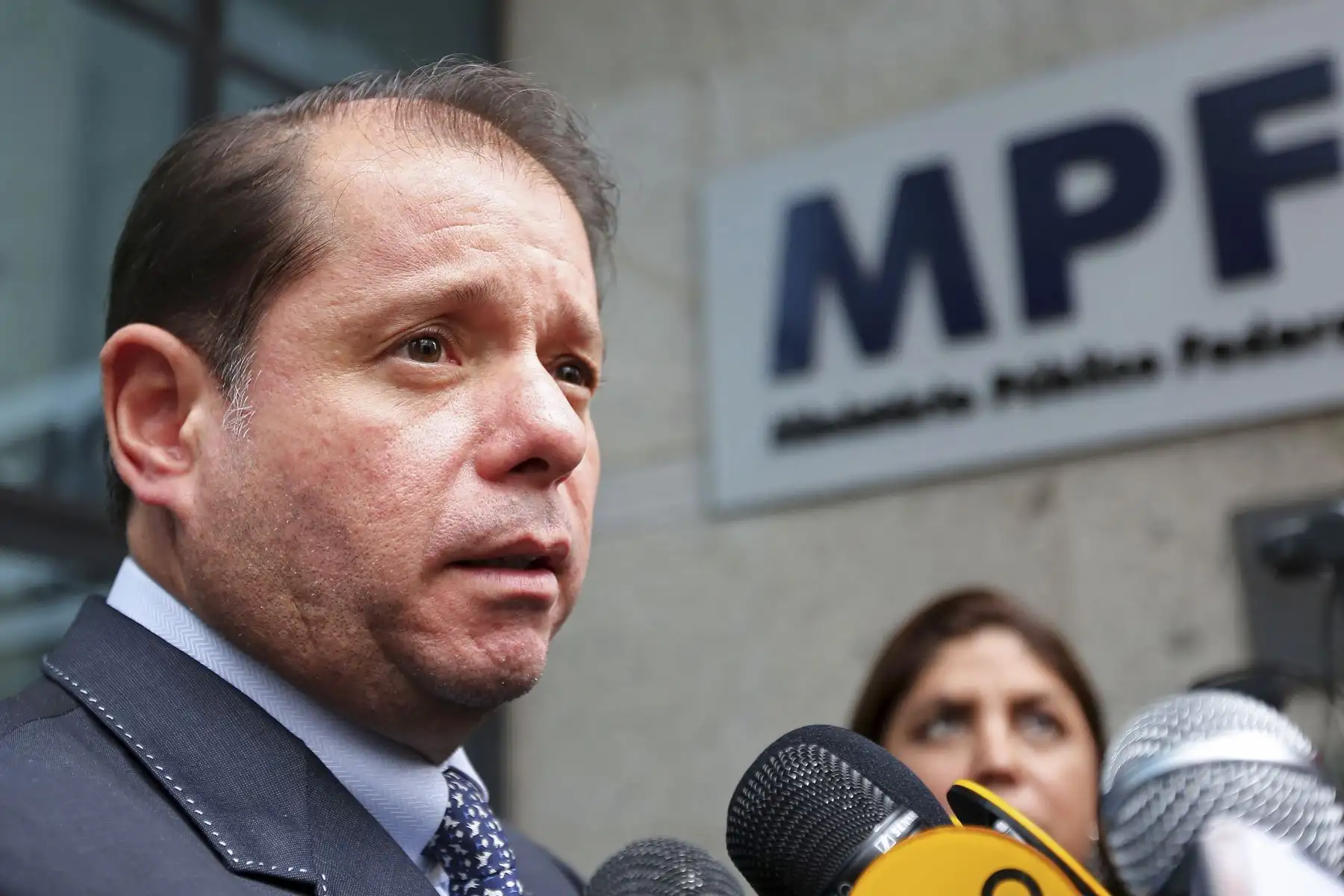 El abogado peruano de Miguel Atala, Julio Rodrigues, declara a la prensa en los exteriores del Ministerio Público Federal en Curitiba, Brasil. Foto: AFP