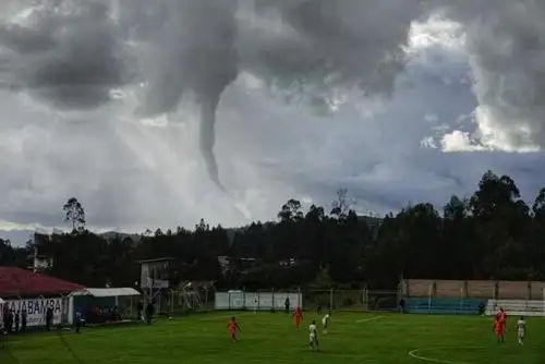En el cielo de Cajabamba, en la región Cajamarca, se pudo observar en la víspera un embudo de aire, fenómeno meteorológico que se forma debajo de tormentas débiles cuando el aire en altura cercana a la base de la nube es especialmente frío, precisó el Servicio Nacional de Meteorología e Hidrología (Senamhi).