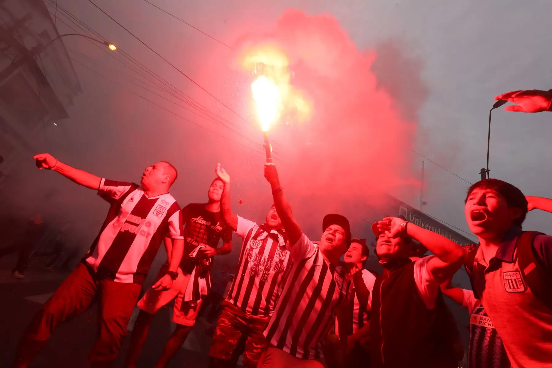 Alrededores del Estadio Nacional donde se disputará el encuentro por Copa Libertadores entre Alianza Lima y el Inter de Porto Alegre.

Foto: ANDINA/Juan Carlos Guzmán Negrini.