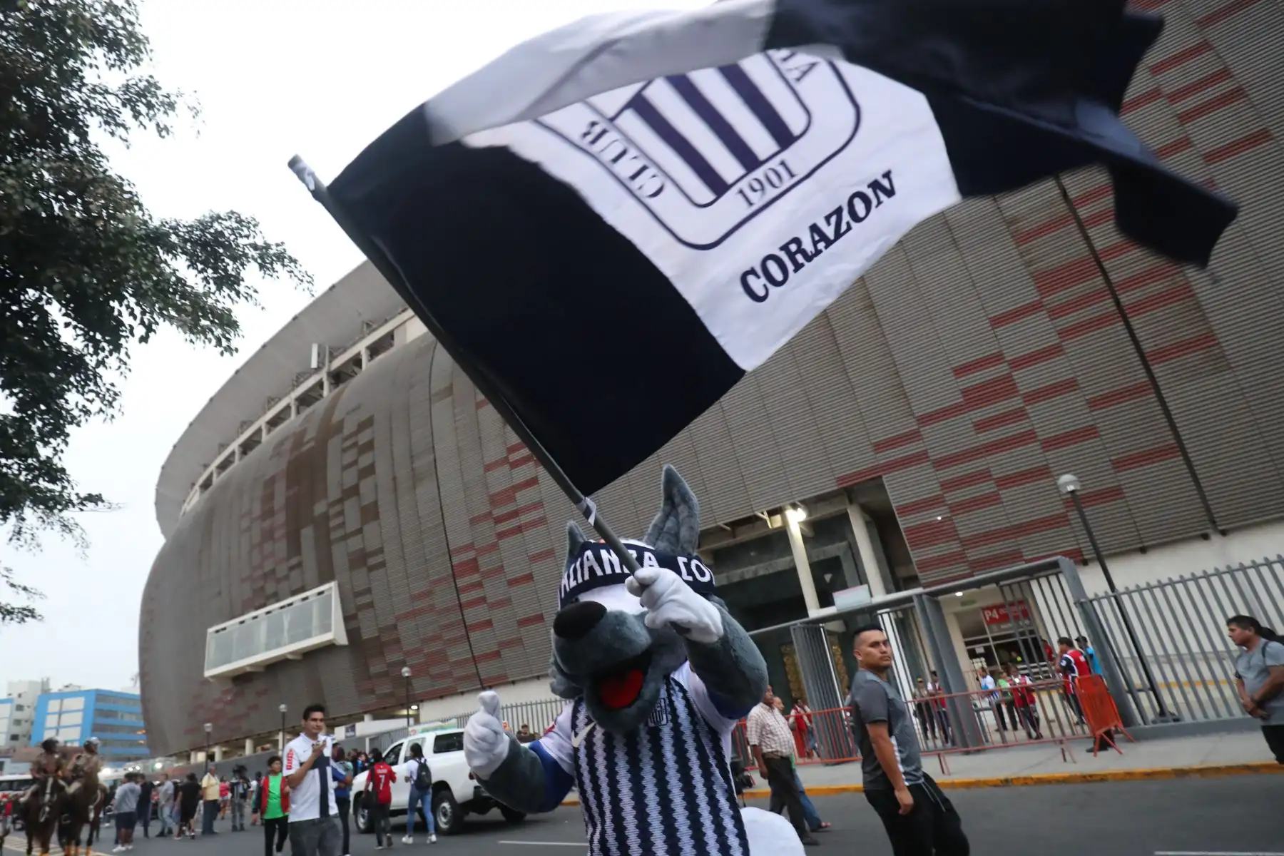 Alrededores del Estadio Nacional donde se disputará el encuentro por Copa Libertadores entre Alianza Lima y el Inter de Porto Alegre.

Foto: ANDINA/Juan Carlos Guzmán Negrini.