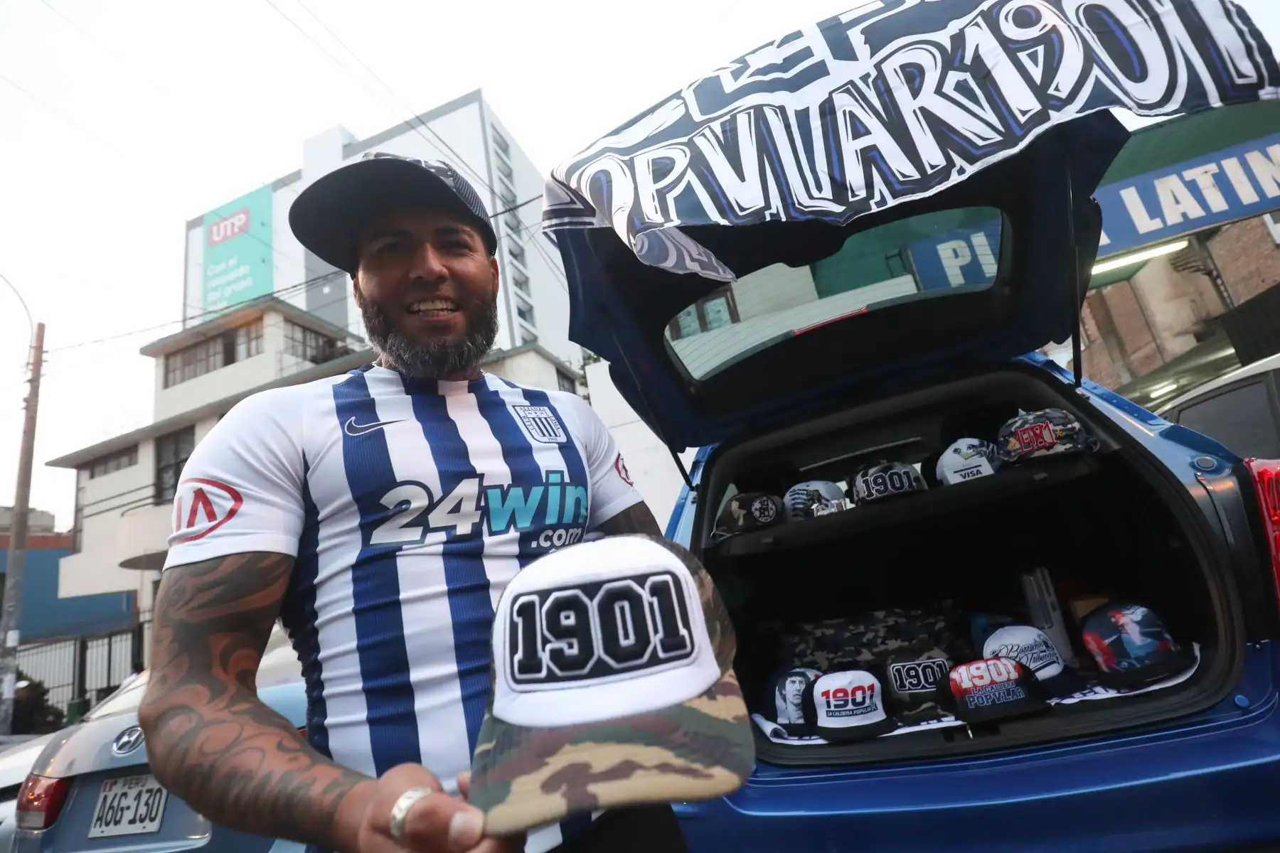 Alrededores del Estadio Nacional donde se disputará el encuentro por Copa Libertadores entre Alianza Lima y el Inter de Porto Alegre.

Foto: ANDINA/Juan Carlos Guzmán Negrini.