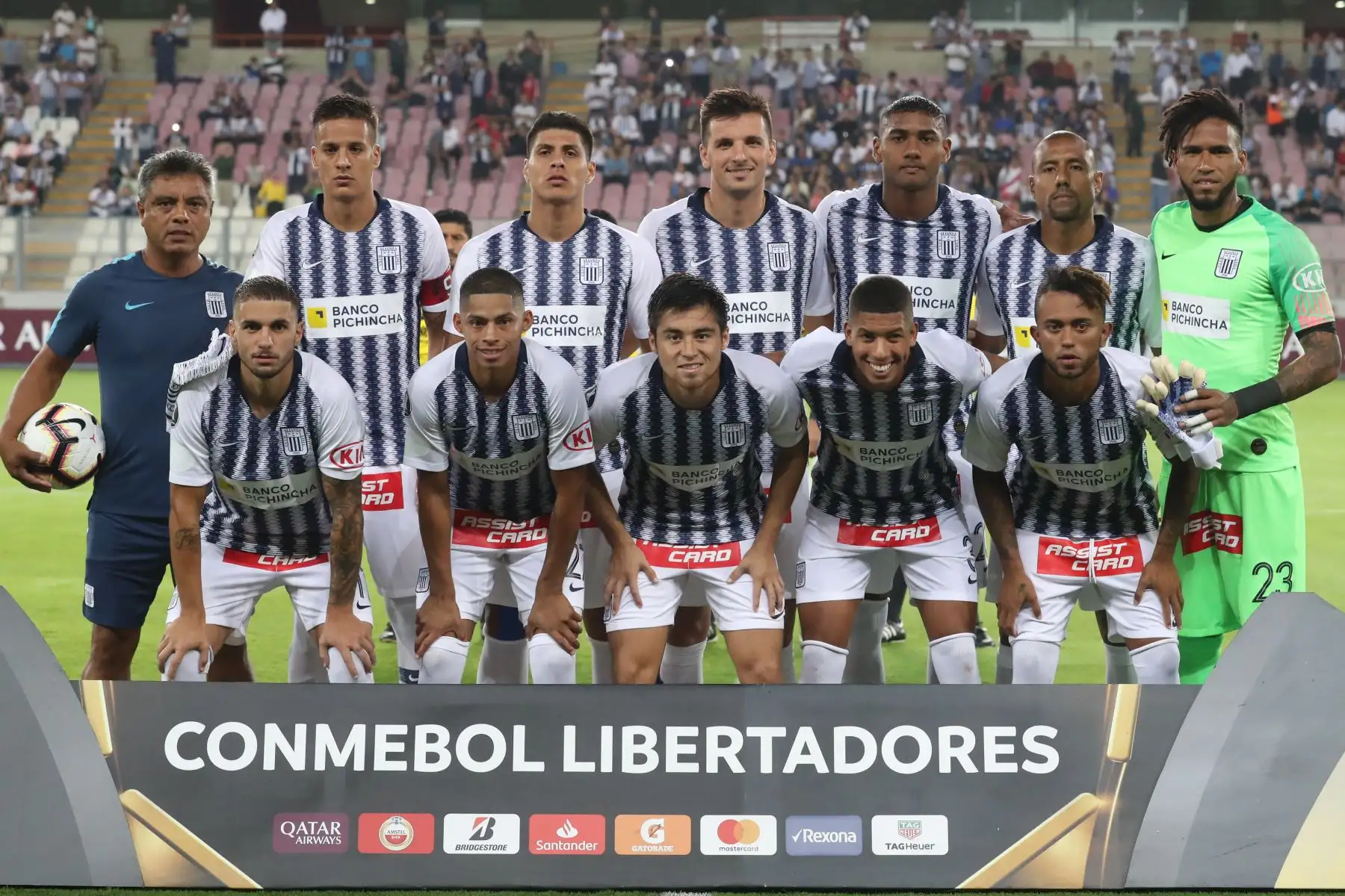 Equipo de Alianza Lima  en un partido de fútbol por la Copa Libertadores en el Estadio Nacional de Lima.
Foto: ANDINA/Juan Carlos Guzmán