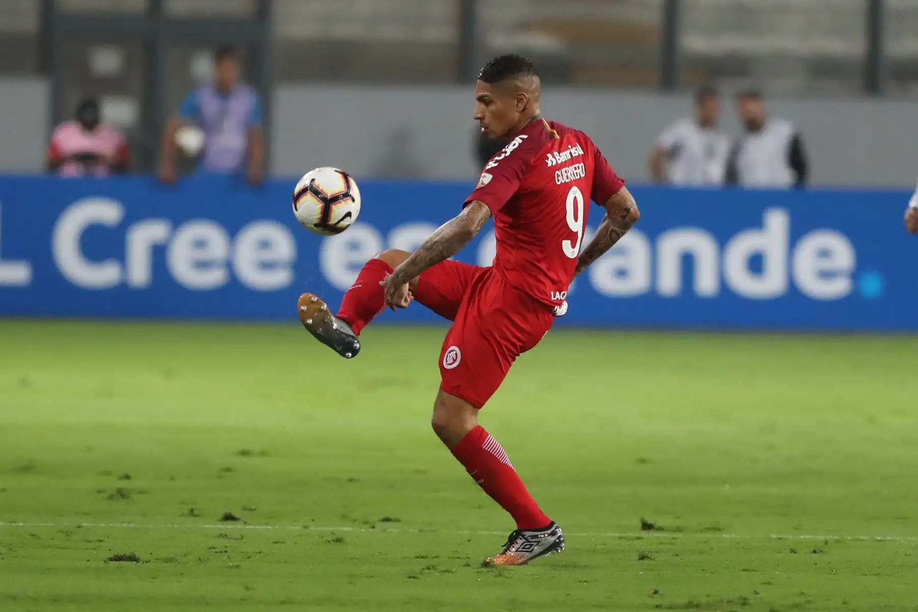 Paolo Guerrero de Internacional de Porto Alegre se enfrenta a su anterior equipo Alianza Lima en un partido de fútbol por la Copa Libertadores en el Estadio Nacional de Lima.