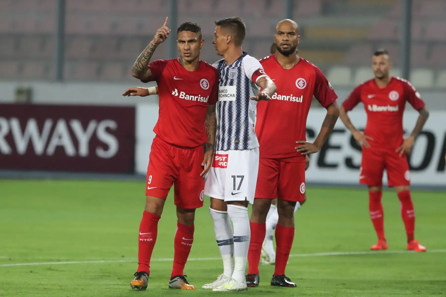 Paolo Guerrero de Internacional de Porto Alegre se enfrenta a su anterior equipo Alianza Lima en un partido de fútbol por la Copa Libertadores en el Estadio Nacional de Lima.