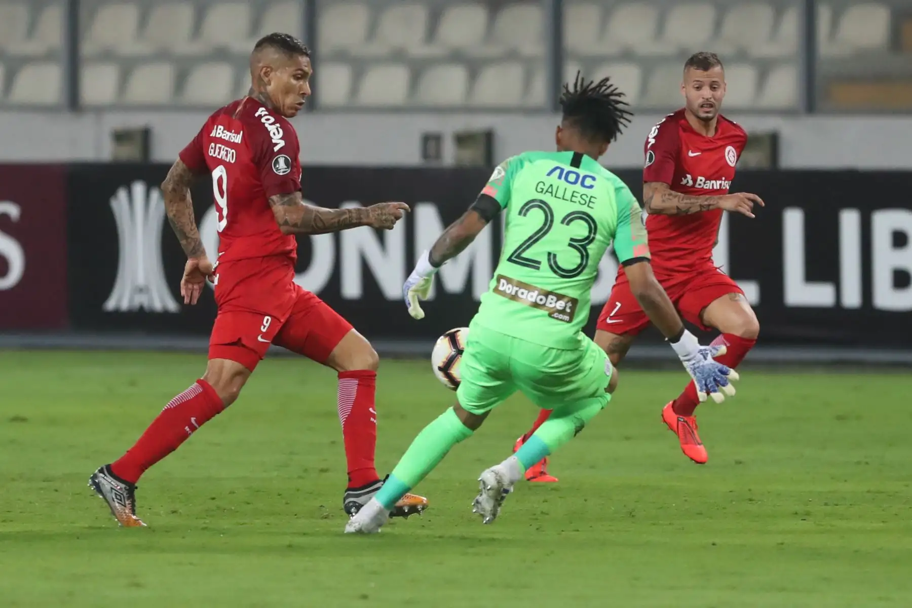 Paolo Guerrero de Internacional de Porto Alegre se enfrenta a su anterior equipo Alianza Lima en un partido de fútbol por la Copa Libertadores en el Estadio Nacional de Lima.