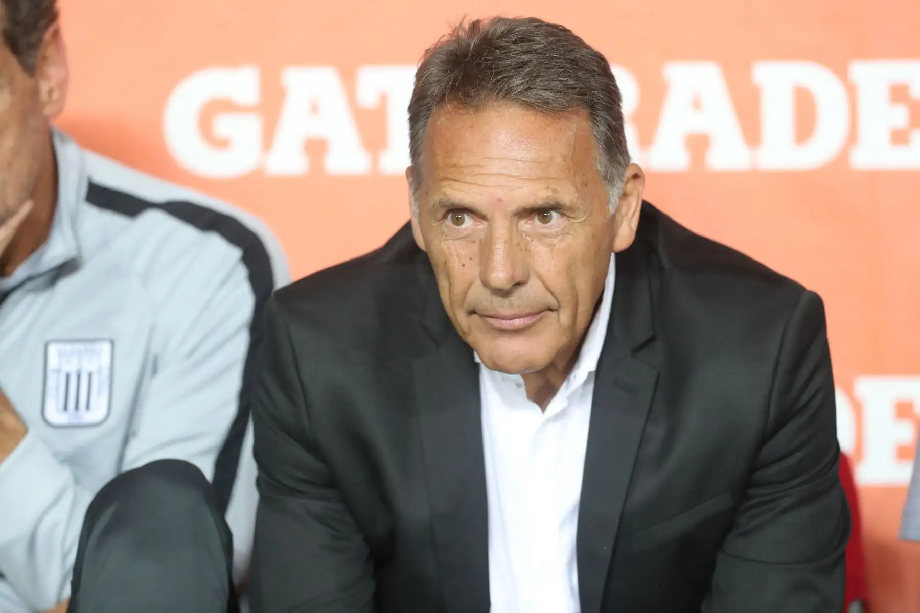 Miguel Ángel Russo, entrenador de Alianza Lima observa a su equipo desde la banca,  en el partido ante  el Internacional  de Porto Alegre por la Copa Libertadores.
Foto: ANDINA/Juan Carlos Guzmán