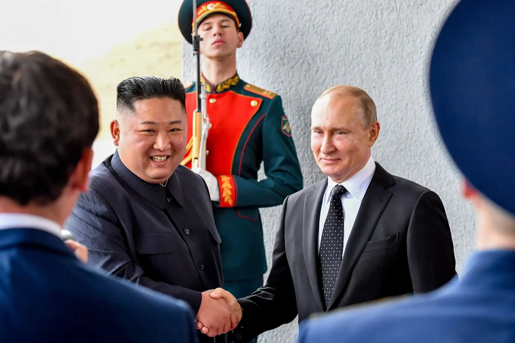 El líder de Corea del Norte Kim Jong Un se reunió con el presidente de Rusia, Vladimir Putin, en la ciudad rusa de Vladivostok. Foto: AFP