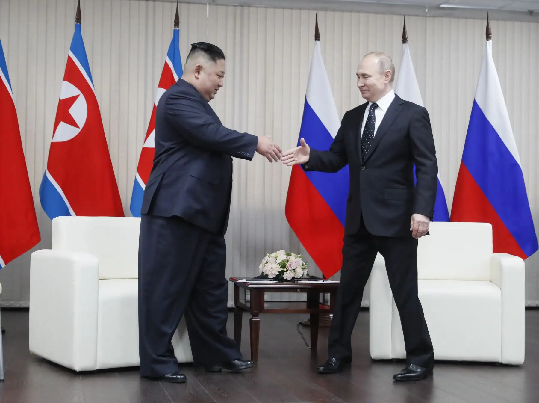 El líder de Corea del Norte Kim Jong Un se reunió con el presidente de Rusia, Vladimir Putin, en la ciudad rusa de Vladivostok. Foto: AFP