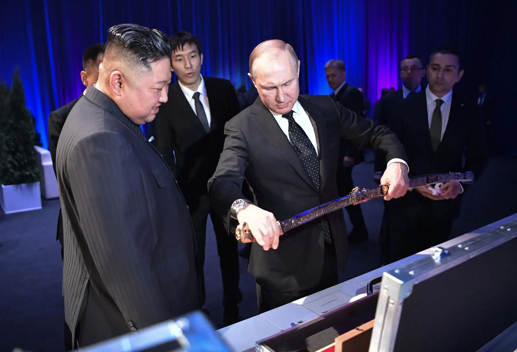 El mandatario ruso obsequió al norcoreano un juego tradicional de portavasos y un sable, mientras que este entregó al primero una espada que personifica "su alma y la de su nación". Foto: AFP