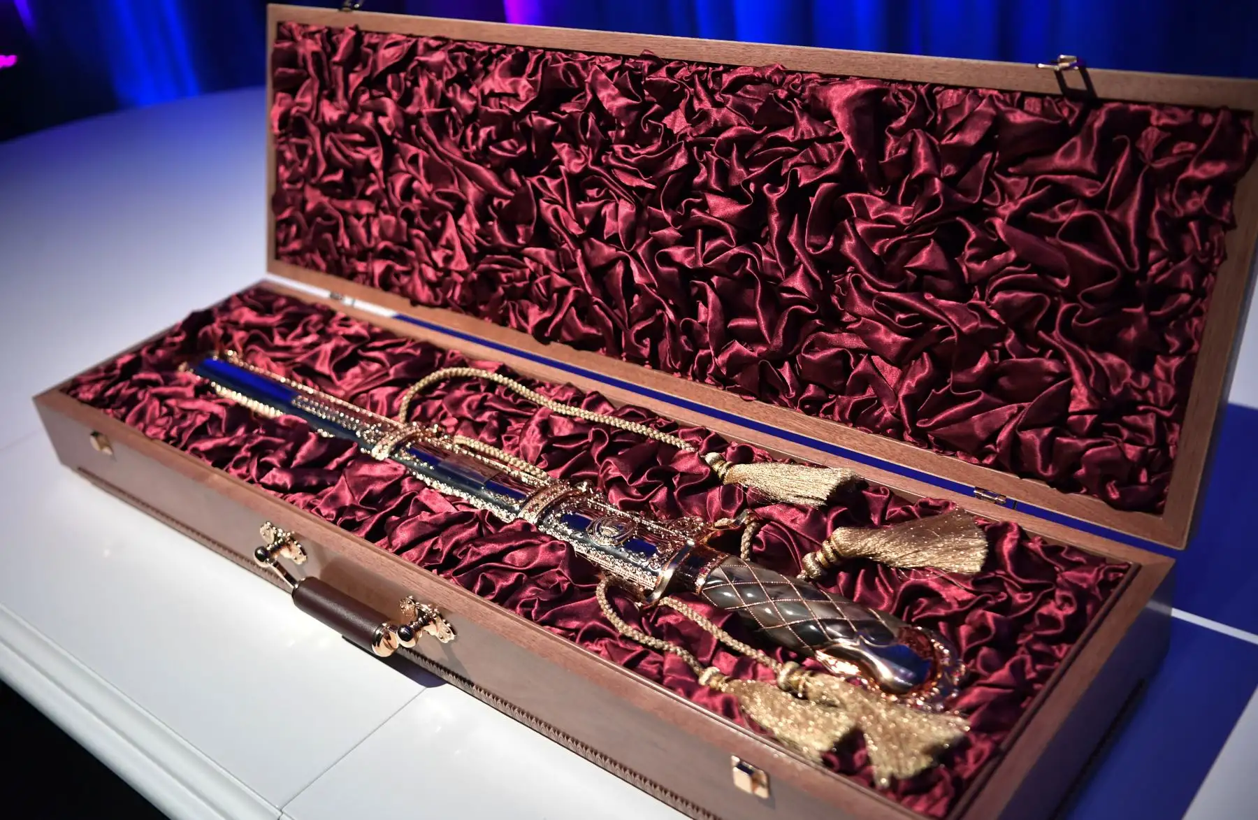 El mandatario ruso obsequió al norcoreano un juego tradicional de portavasos y un sable, mientras que este entregó al primero una espada que personifica "su alma y la de su nación". Foto: AFP