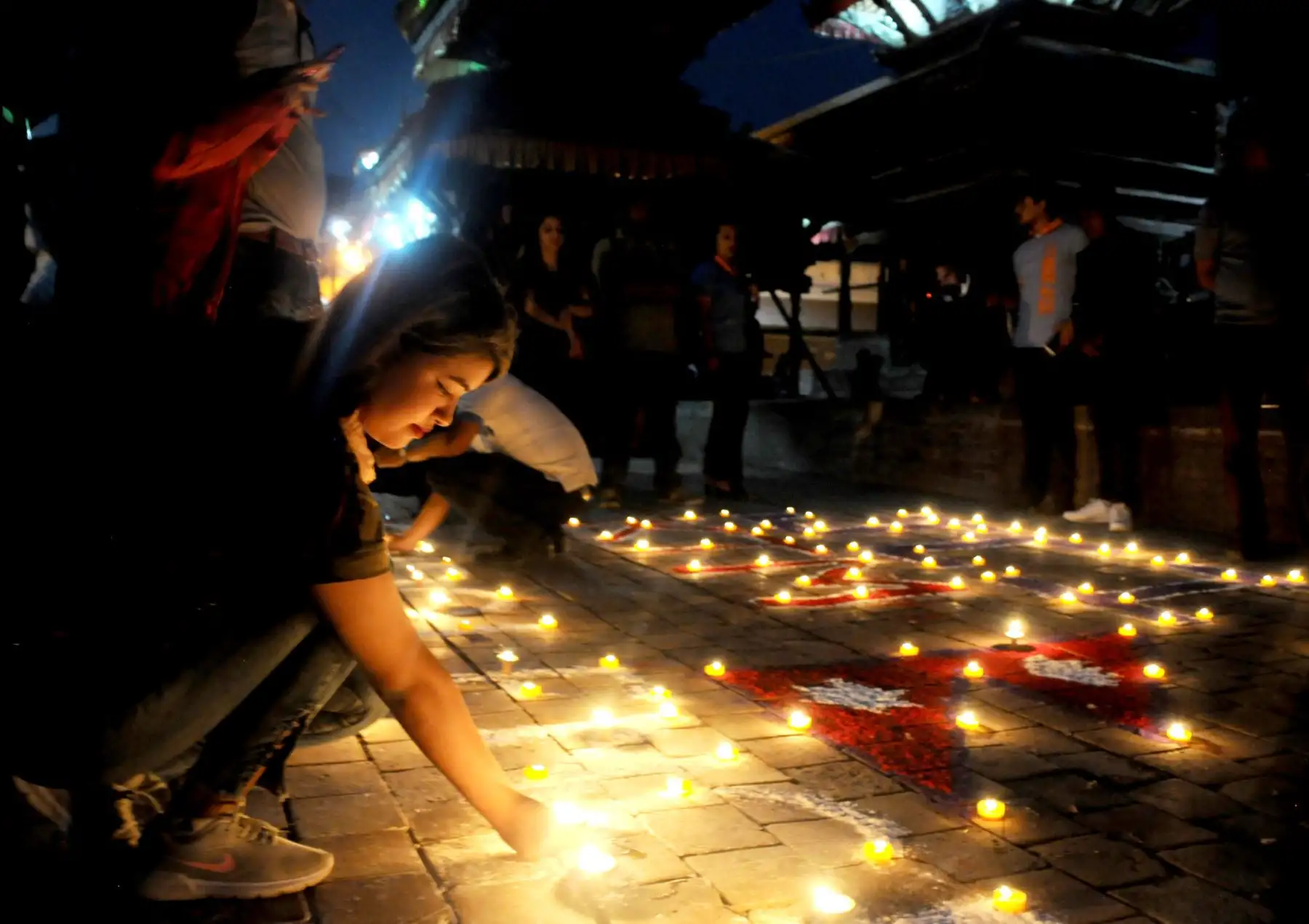 Nepalíes participan en una vigilia para rendir homenaje a las víctimas del terremoto de 2015. Foto: AFP