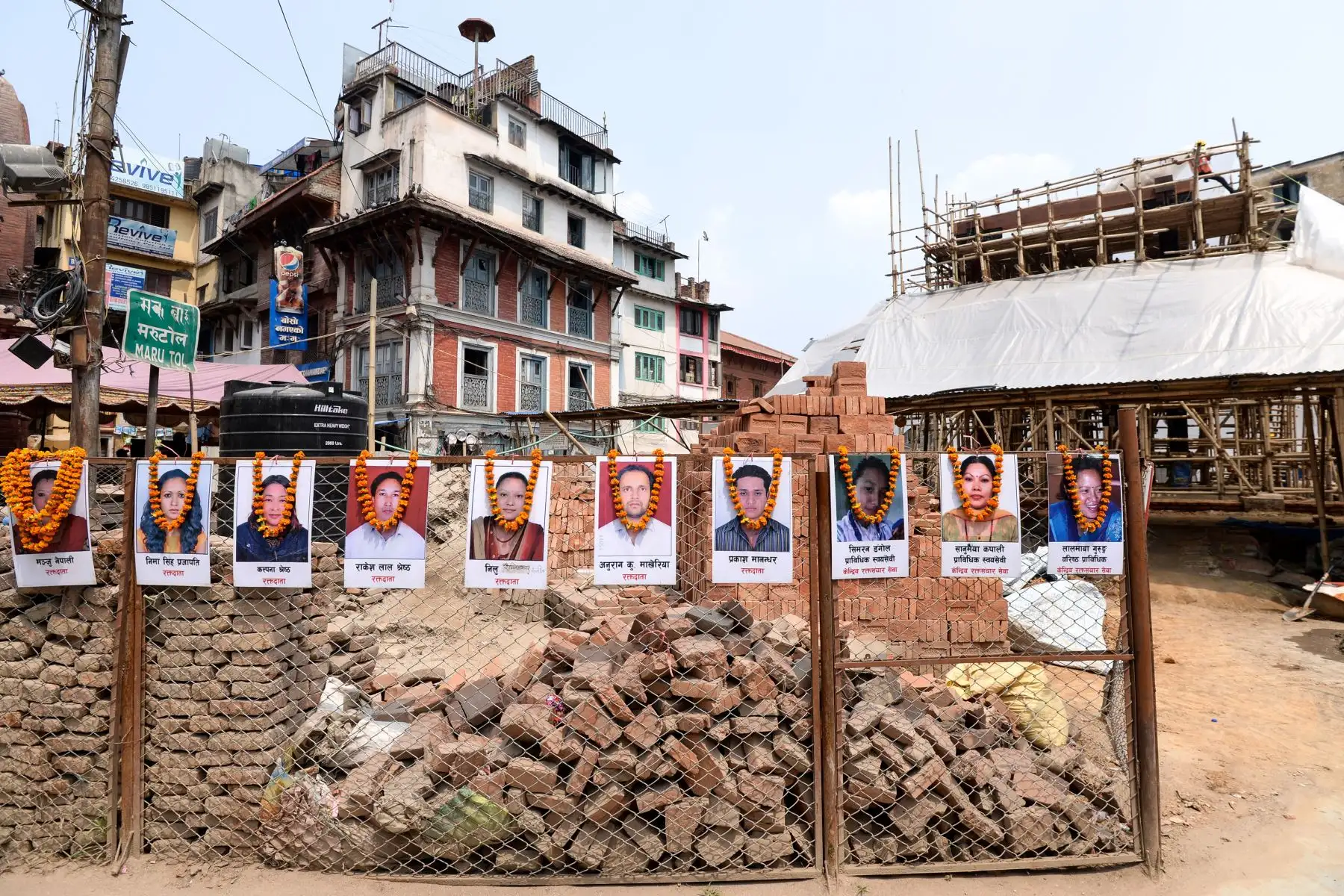 Nepalíes participan en una vigilia para rendir homenaje a las víctimas del terremoto de 2015. Foto: AFP
