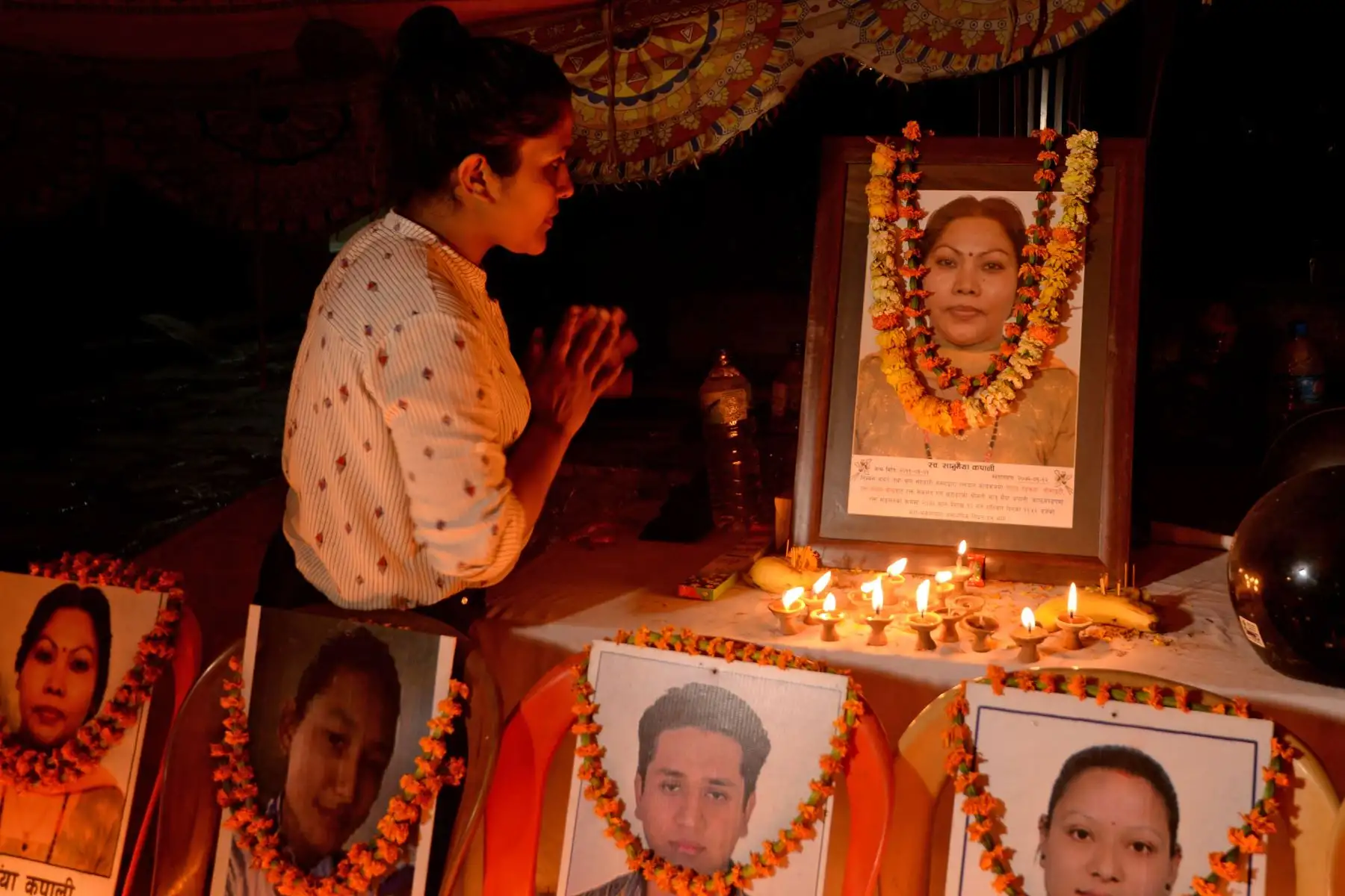 Nepalíes participan en una vigilia para rendir homenaje a las víctimas del terremoto de 2015. Foto: AFP