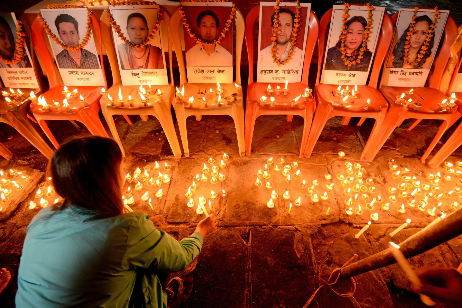 Nepalíes participan en una vigilia para rendir homenaje a las víctimas del terremoto de 2015. Foto: AFP