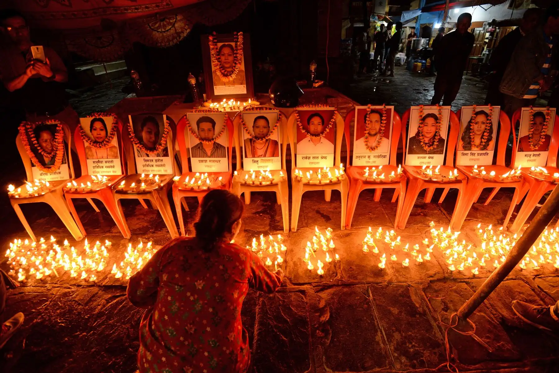 Nepalíes participan en una vigilia para rendir homenaje a las víctimas del terremoto de 2015. Foto: AFP