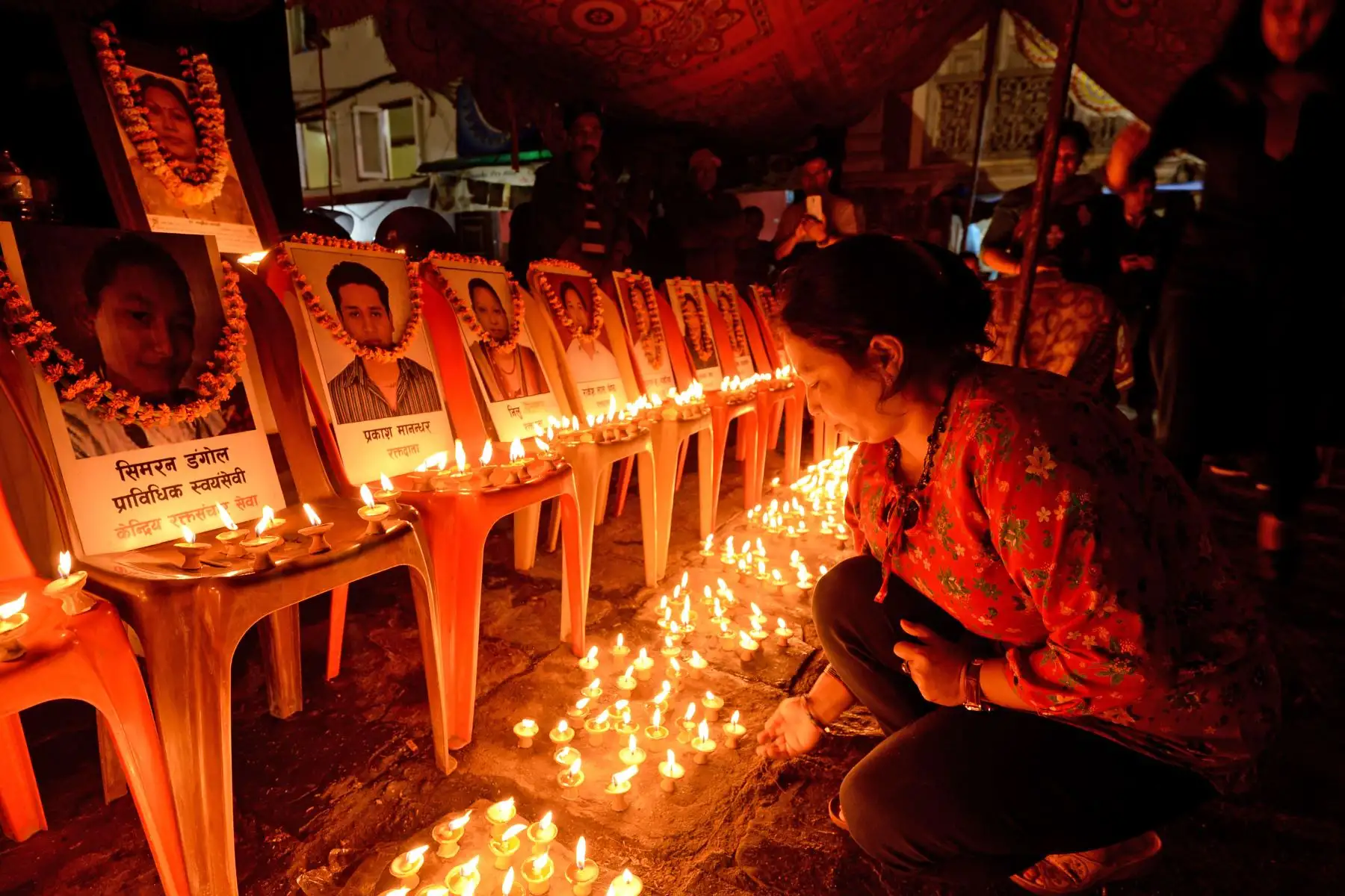 Nepalíes participan en una vigilia para rendir homenaje a las víctimas del terremoto de 2015. Foto: AFP