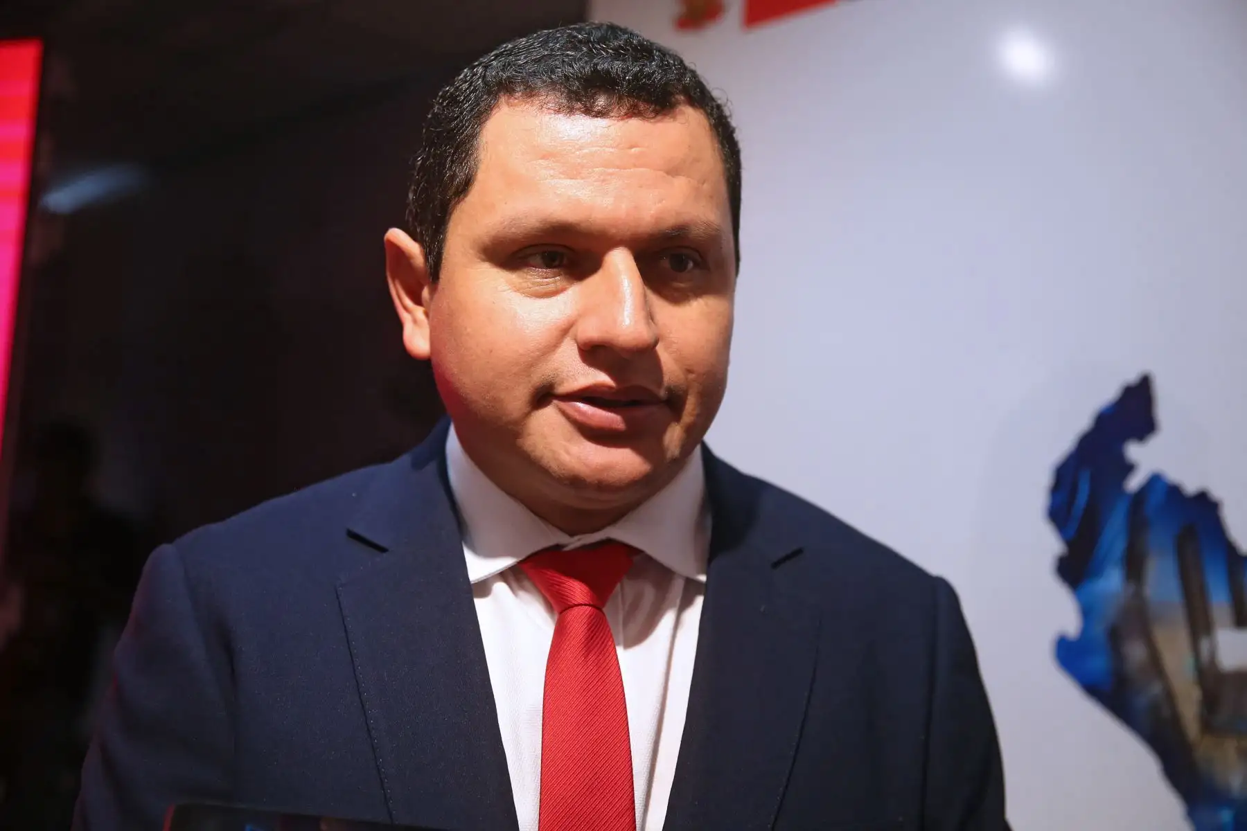 El gobernador regional de Piura, Servando García Correa, sostuvo que espera una disminución importante del desacato a la inmovilización social obligatoria, tras la entrada en vigencia ayer del  adelanto del inicio de esa restricción, de 20:00 a 16:00 horas, en ese y otros cuatro departamentos del país. ANDINA/Vidal Tarqui