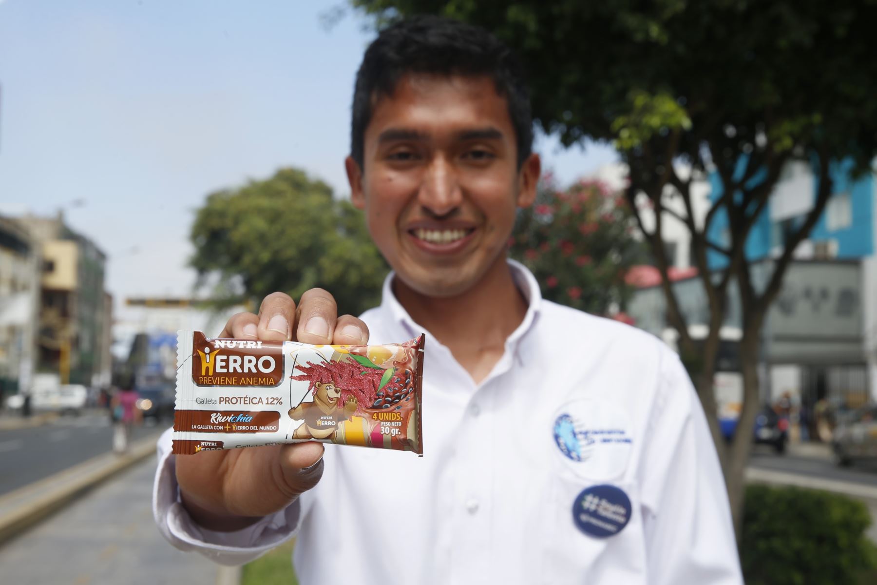 Julio Garay Barrios, creador de la galleta Nutri Hierro, que reduce la anemia en 30 días, lanzará la galleta en Uchuraccay. Foto: ANDINA/Nathalie Sayago.