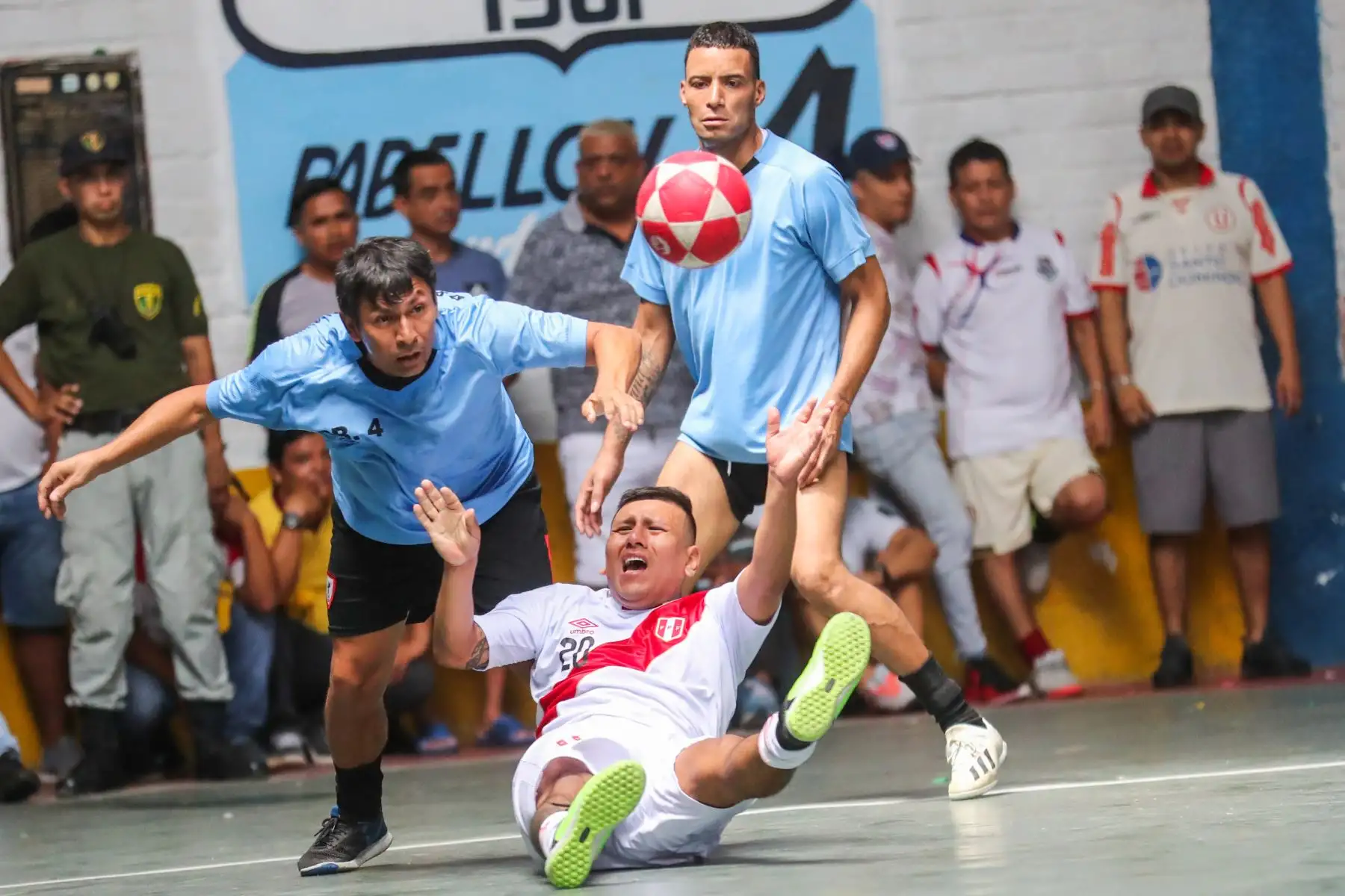Reclusos del penal de Lurigancho disputan la final del campeonato Copa América Lurigancho 2019, organizado por el INPE. Foto: ANDINA/Juan Carlos Guzmán Negrini.