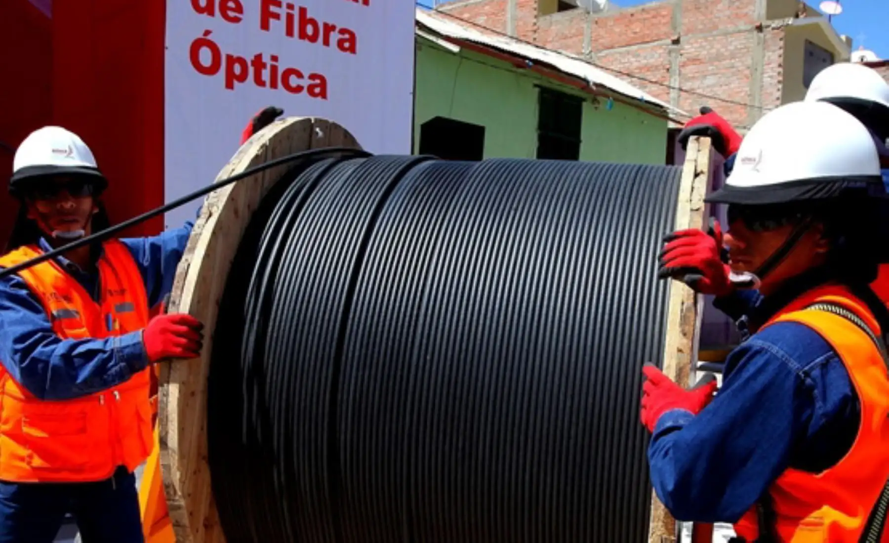 Los gobernadores regionales de Lima provincias, Moquegua y Piura exhortaron al Ejecutivo a agilizar la red dorsal de fibra óptica, que permite el acceso a internet de alta velocidad, en esos departamentos, dado que con ello mejorará la cobertura de telesalud y la calidad educativa, entre otros beneficios para la población.