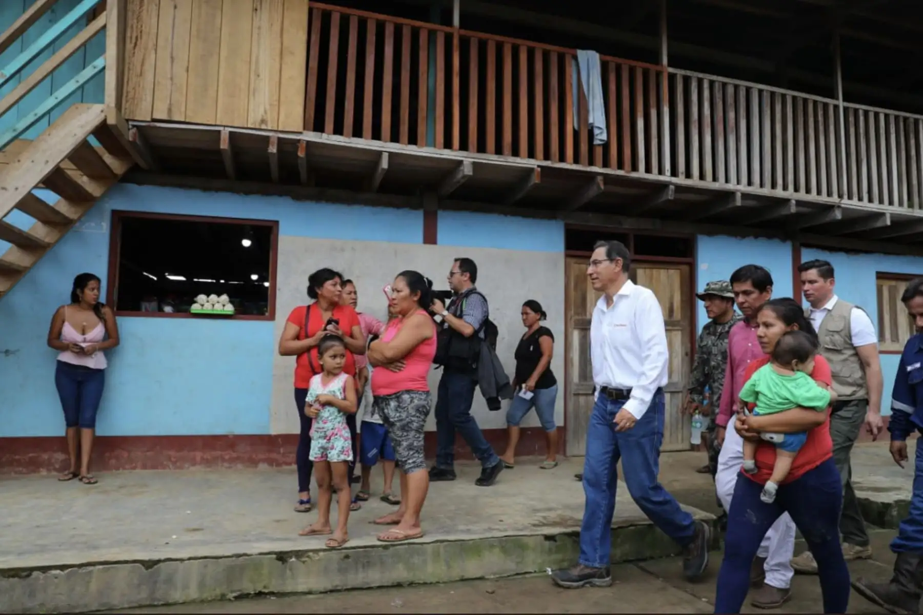El presidente Martin Vizcarra, estuvo en Nuevo Andoas, en la región Loreto, donde visitó la IE N.° 62155 y mantuvo una reunión con las autoridades y apus de este distrito de nuestra selva.Foto:ANDINA/Prensa Presidencia