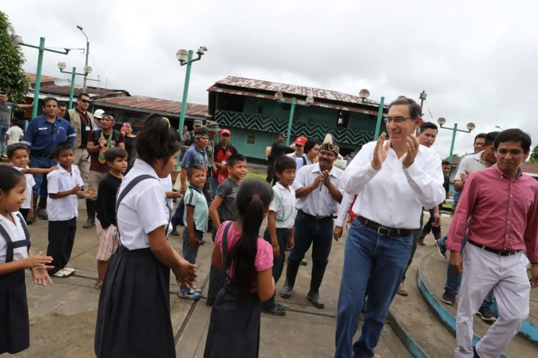 El presidente Martin Vizcarra, estuvo en Nuevo Andoas, en la región Loreto, donde visitó la IE N.° 62155 y mantuvo una reunión con las autoridades y apus de este distrito de nuestra selva.Foto:ANDINA/Prensa Presidencia