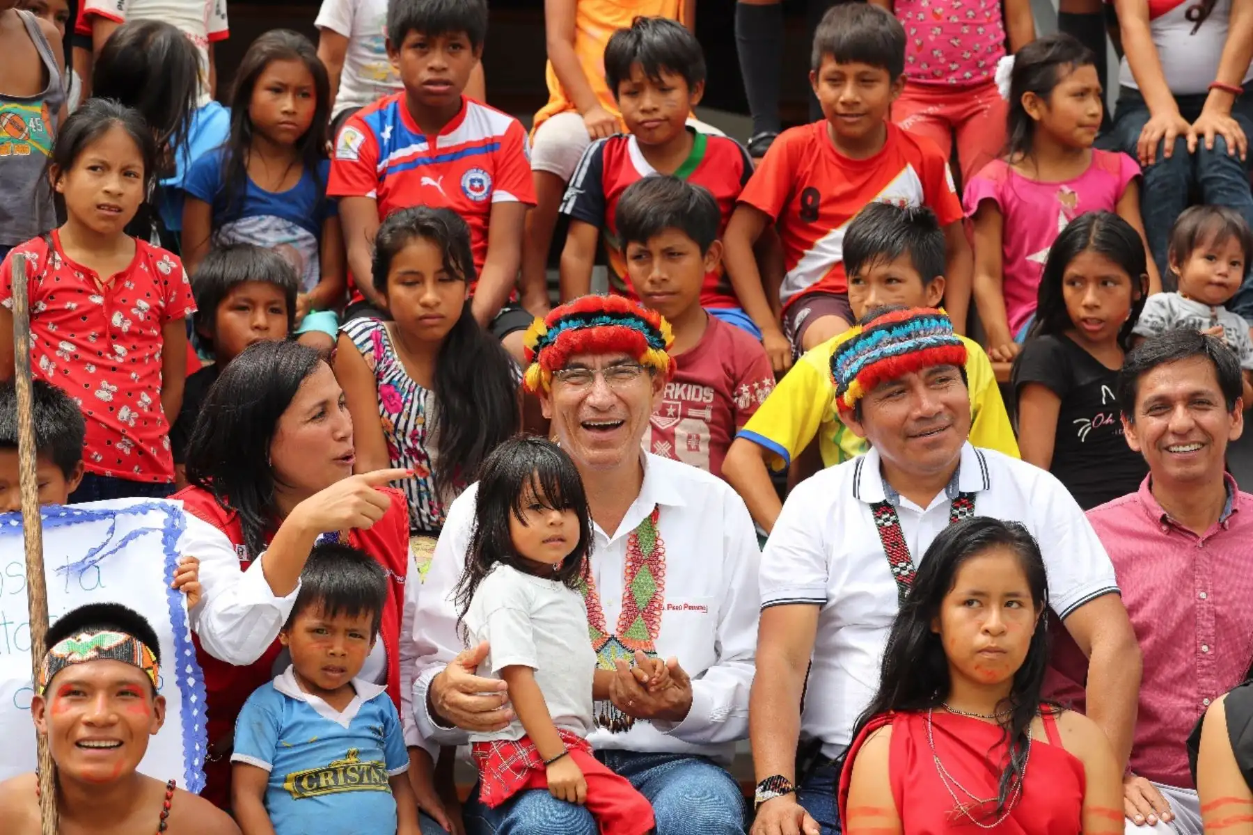 El presidente Martin Vizcarra, estuvo en Nuevo Andoas, en la región Loreto, donde visitó la IE N.° 62155 y mantuvo una reunión con las autoridades y apus de este distrito de nuestra selva.Foto:ANDINA/Prensa Presidencia