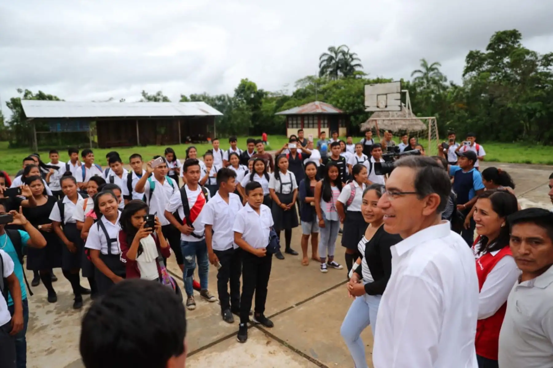 El presidente Martin Vizcarra, estuvo en Nuevo Andoas, en la región Loreto, donde visitó la IE N.° 62155 y mantuvo una reunión con las autoridades y apus de este distrito de nuestra selva.Foto:ANDINA/Prensa Presidencia