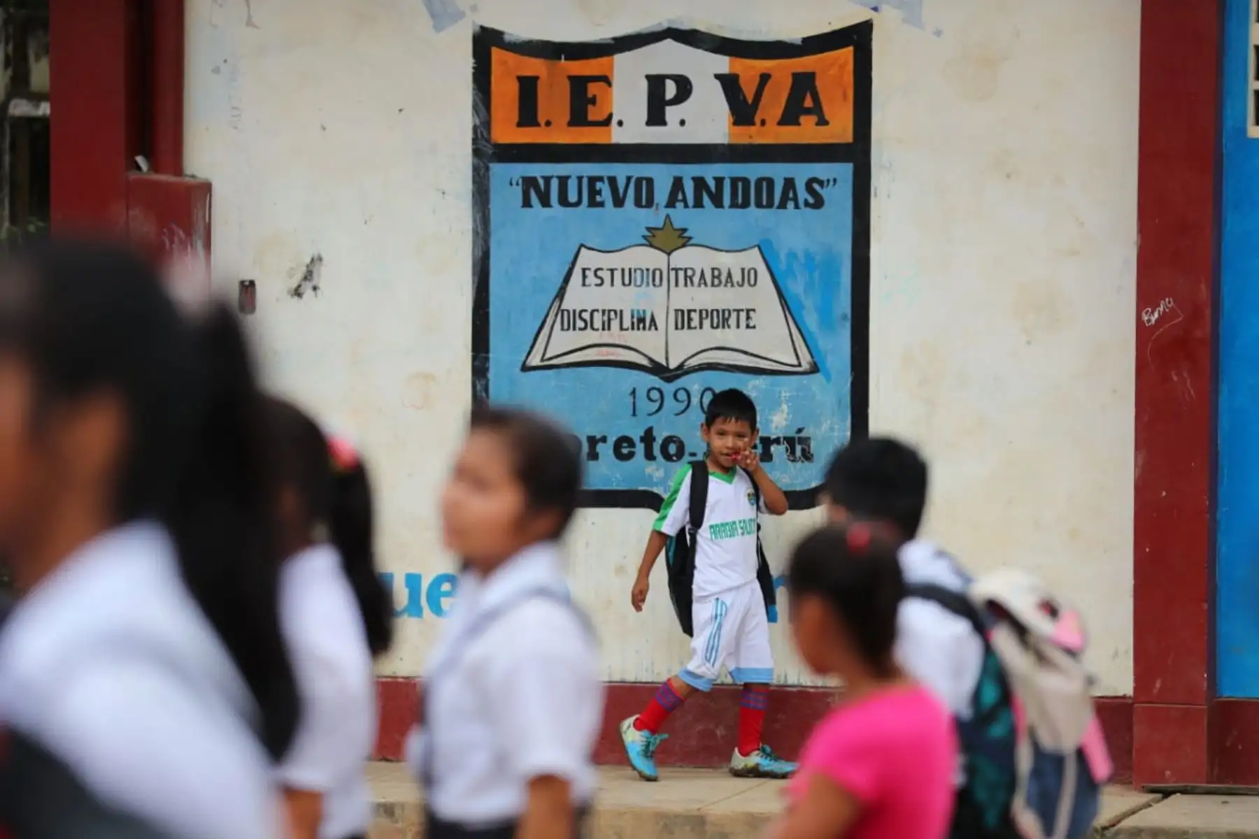 El presidente Martin Vizcarra, estuvo en Nuevo Andoas, en la región Loreto, donde visitó la IE N.° 62155 y mantuvo una reunión con las autoridades y apus de este distrito de nuestra selva.Foto:ANDINA/Prensa Presidencia