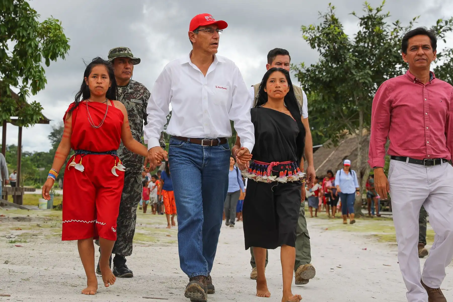 El presidente Martin Vizcarra, estuvo en Nuevo Andoas, en la región Loreto, donde visitó la IE N.° 62155 y mantuvo una reunión con las autoridades y apus de este distrito de nuestra selva.Foto:ANDINA/Prensa Presidencia