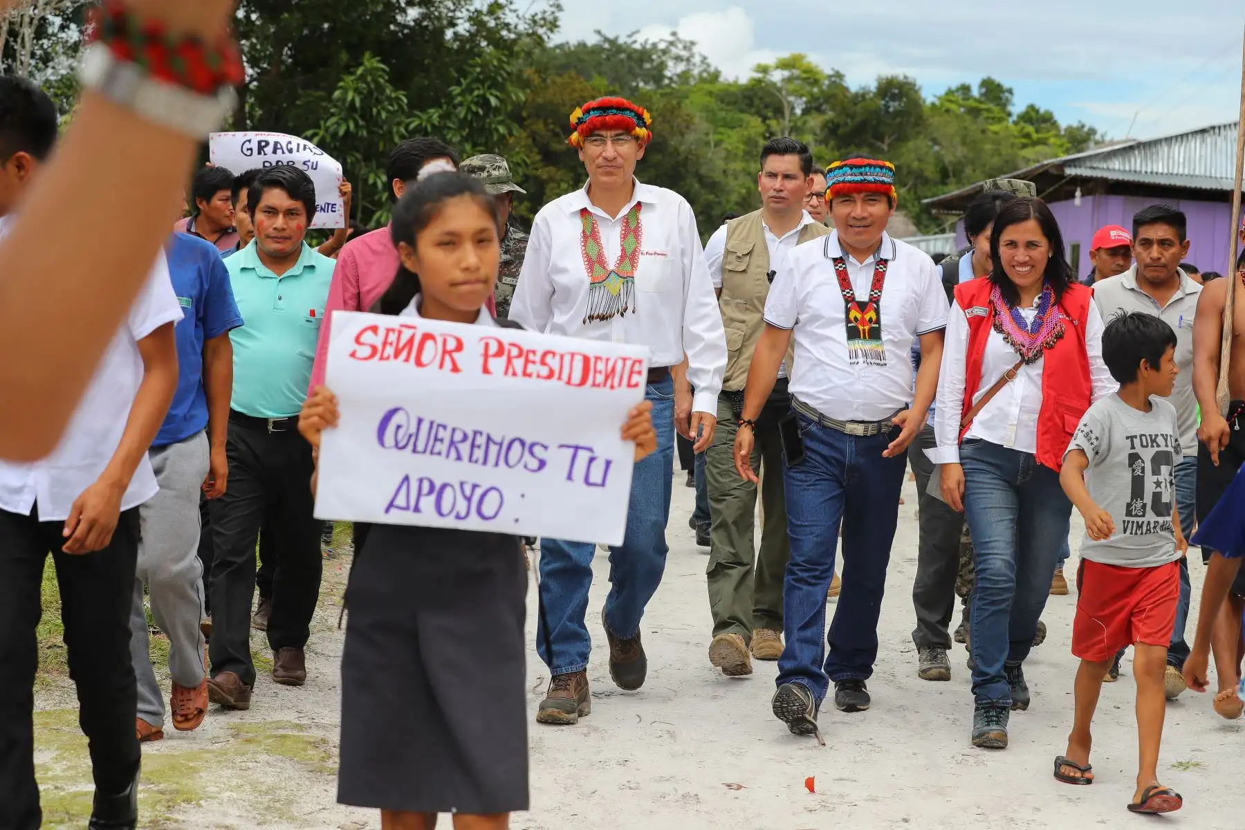 El presidente Martin Vizcarra, estuvo en Nuevo Andoas, en la región Loreto, donde visitó la IE N.° 62155 y mantuvo una reunión con las autoridades y apus de este distrito de nuestra selva.Foto:ANDINA/Prensa Presidencia