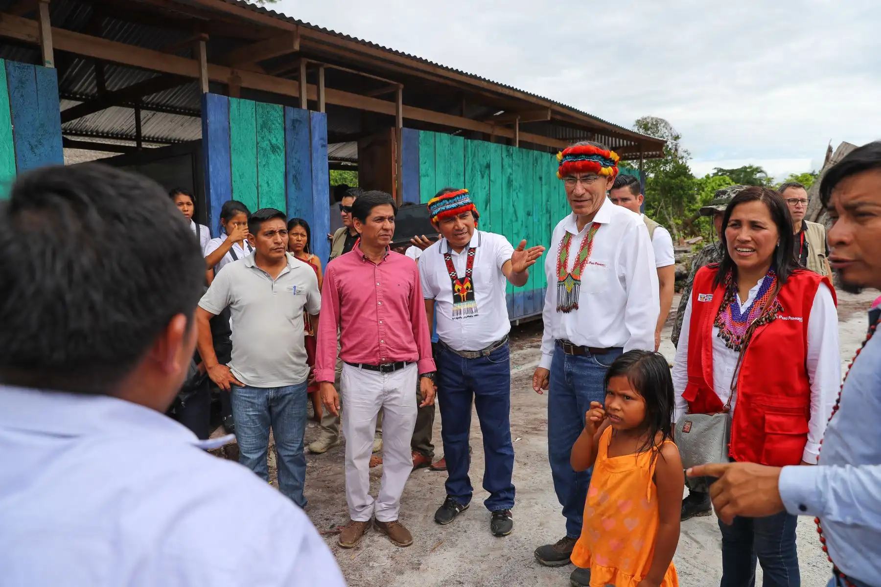 El presidente Martin Vizcarra, estuvo en Nuevo Andoas, en la región Loreto, donde visitó la IE N.° 62155 y mantuvo una reunión con las autoridades y apus de este distrito de nuestra selva.Foto:ANDINA/Prensa Presidencia