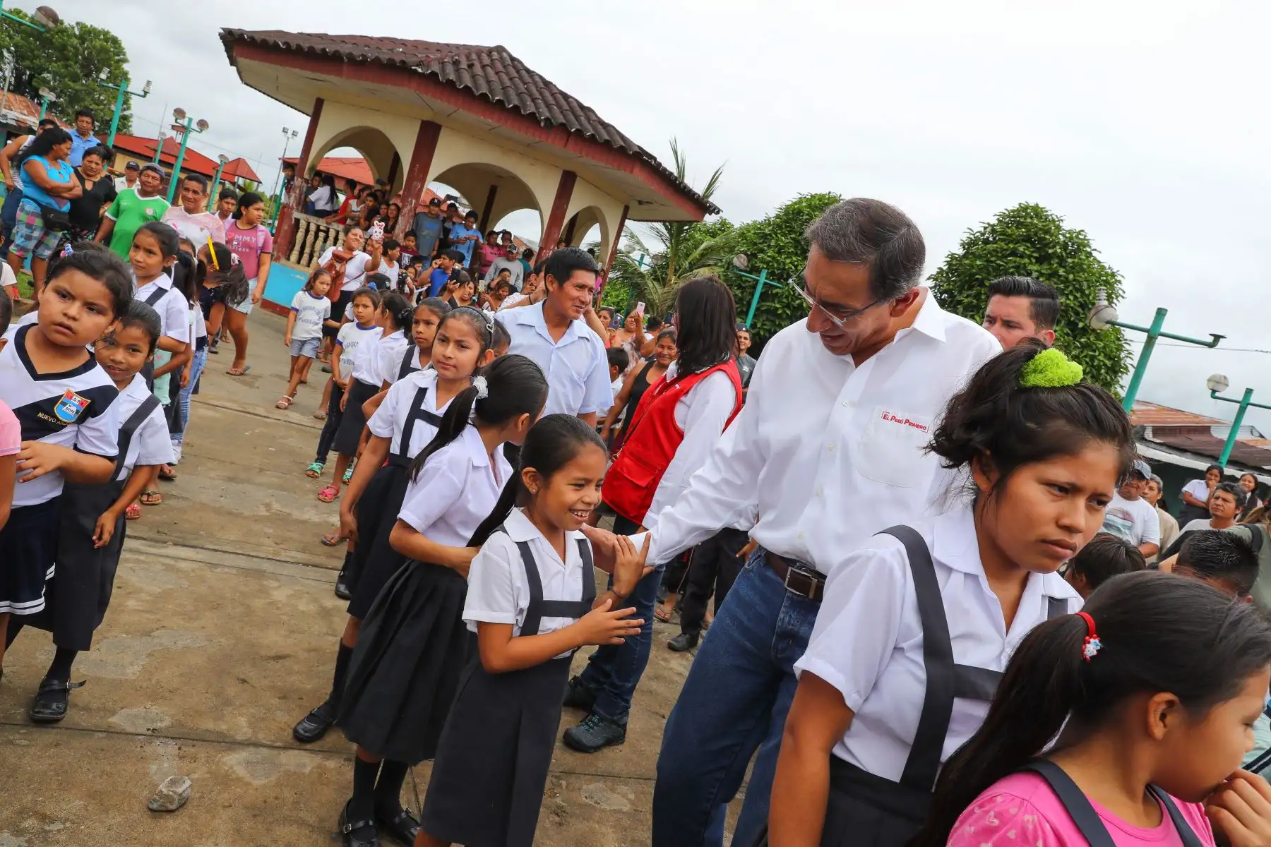 El presidente Martin Vizcarra, estuvo en Nuevo Andoas, en la región Loreto, donde visitó la IE N.° 62155 y mantuvo una reunión con las autoridades y apus de este distrito de nuestra selva.Foto:ANDINA/Prensa Presidencia