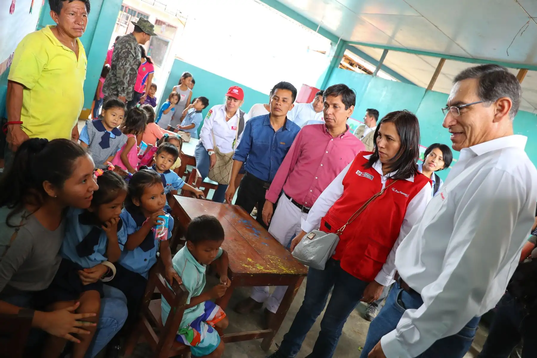 El presidente Martin Vizcarra, estuvo en Nuevo Andoas, en la región Loreto, donde visitó la IE N.° 62155 y mantuvo una reunión con las autoridades y apus de este distrito de nuestra selva.Foto:ANDINA/Prensa Presidencia