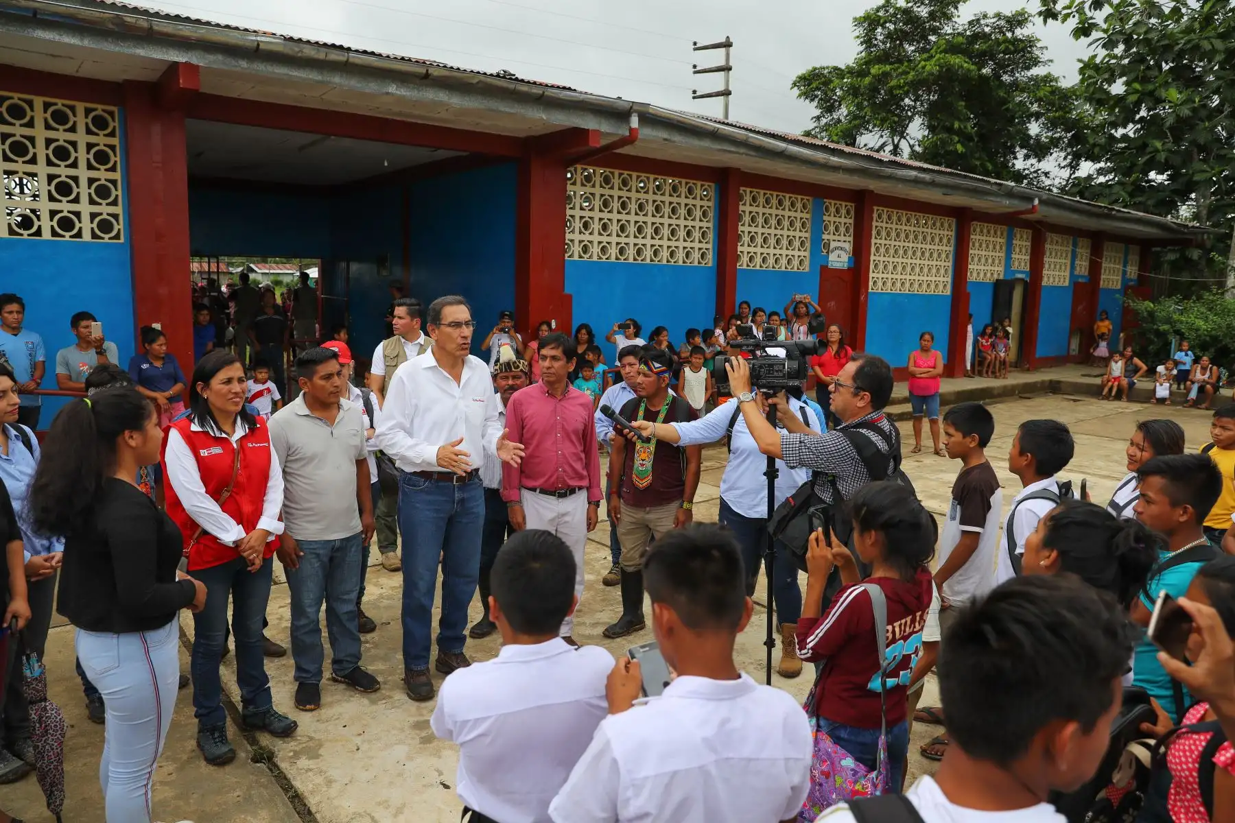 El presidente Martin Vizcarra, estuvo en Nuevo Andoas, en la región Loreto, donde visitó la IE N.° 62155 y mantuvo una reunión con las autoridades y apus de este distrito de nuestra selva.Foto:ANDINA/Prensa Presidencia