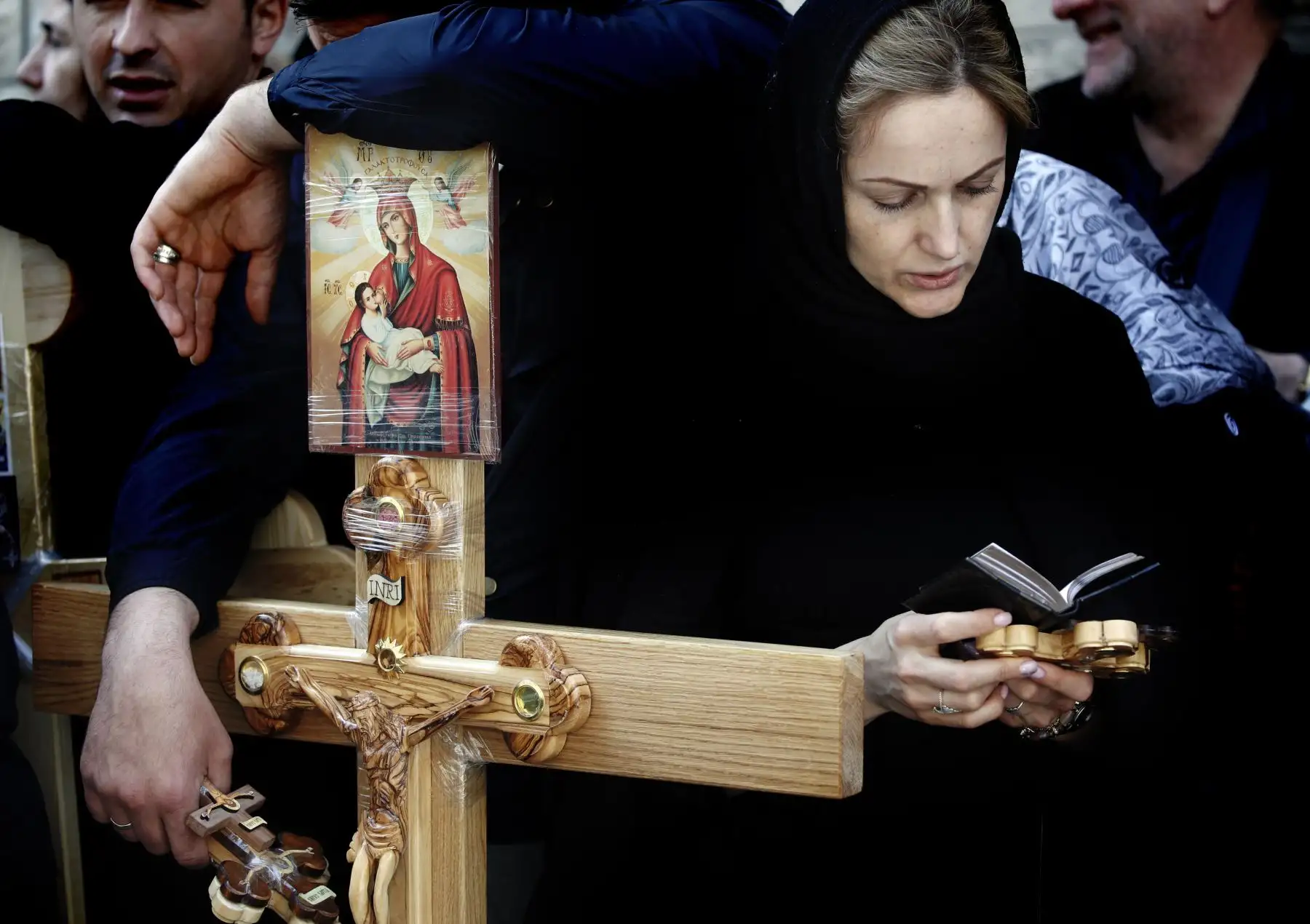 Cristianos ortodoxos se reúnen con cruces de madera frente a la Iglesia del Santo Sepulcro mientras celebran el Viernes Santo en Jerusalén. Foto: AFP