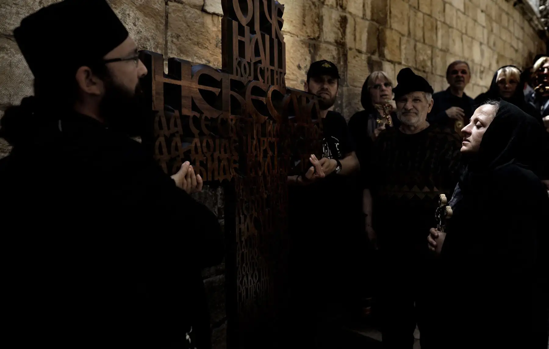 Cristianos ortodoxos se reúnen con cruces de madera frente a la Iglesia del Santo Sepulcro mientras celebran el Viernes Santo en Jerusalén. Foto: AFP