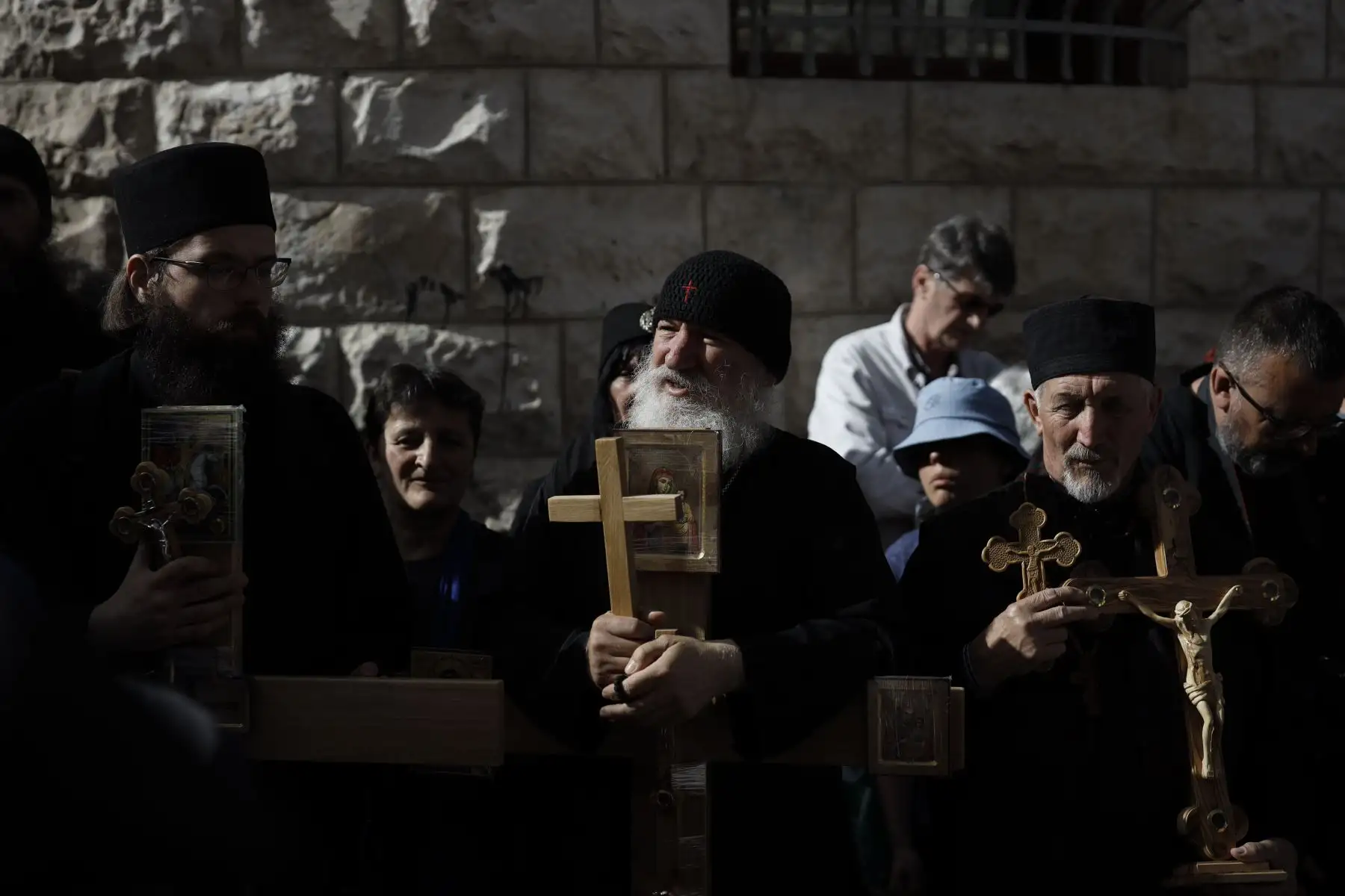 Cristianos ortodoxos se reúnen con cruces de madera frente a la Iglesia del Santo Sepulcro mientras celebran el Viernes Santo en Jerusalén. Foto: AFP
