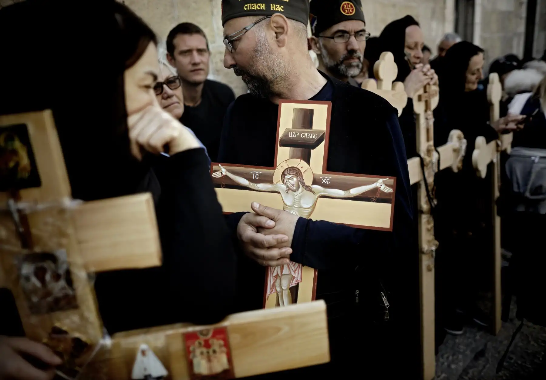 Cristianos ortodoxos se reúnen con cruces de madera frente a la Iglesia del Santo Sepulcro mientras celebran el Viernes Santo en Jerusalén. Foto: AFP