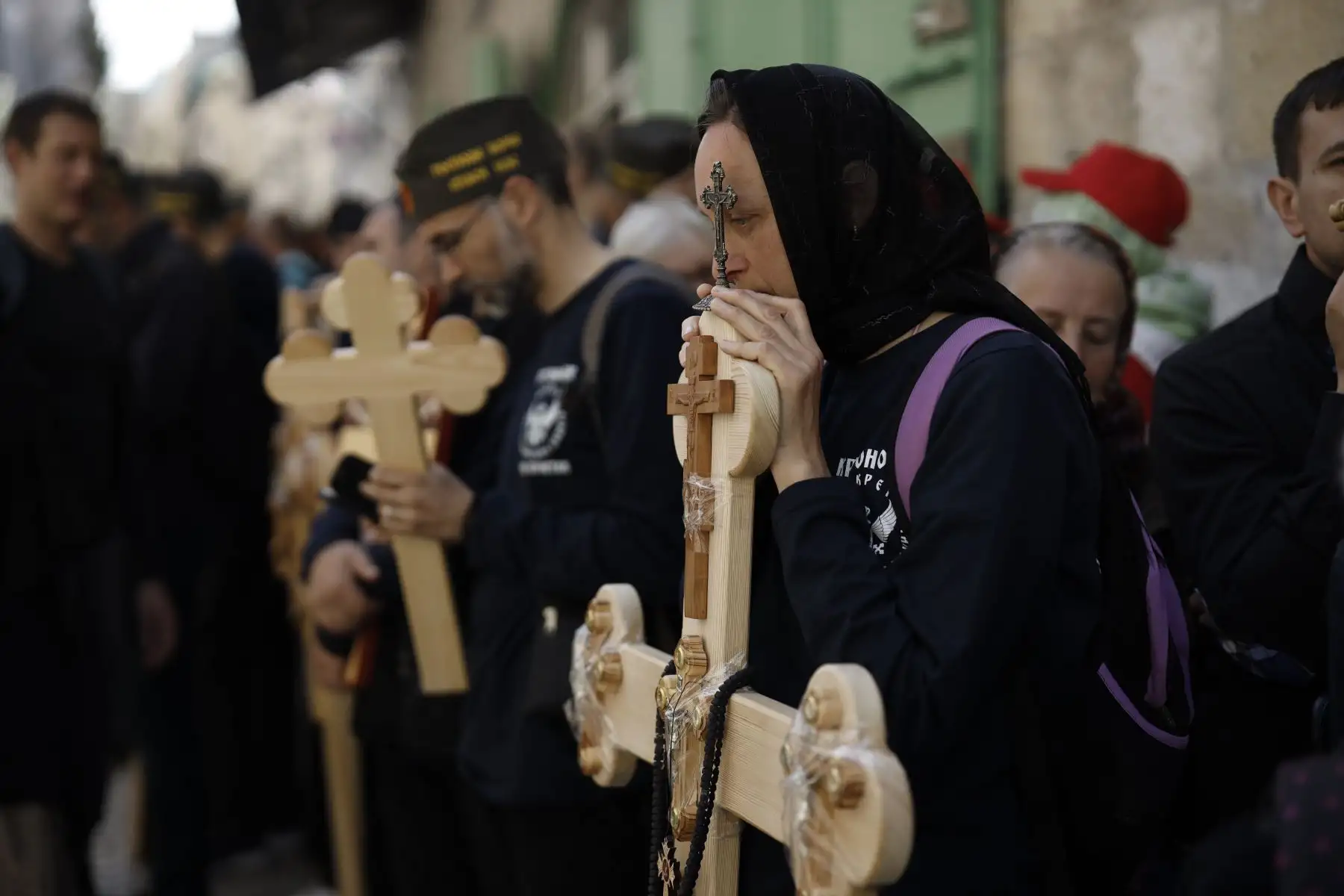 Cristianos ortodoxos se reúnen con cruces de madera frente a la Iglesia del Santo Sepulcro mientras celebran el Viernes Santo en Jerusalén. Foto: AFP