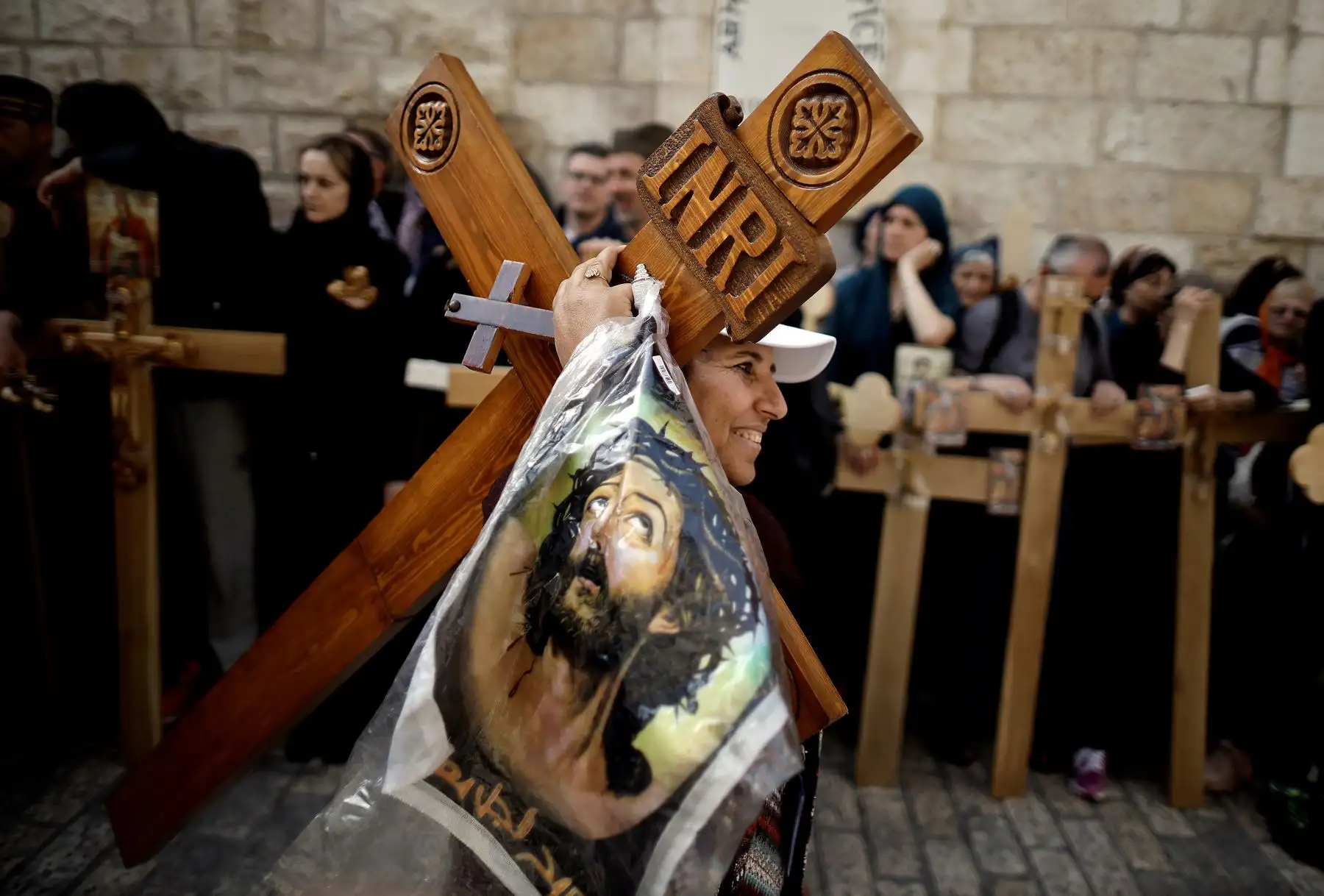 Cristianos ortodoxos se reúnen con cruces de madera frente a la Iglesia del Santo Sepulcro mientras celebran el Viernes Santo en Jerusalén. Foto: AFP