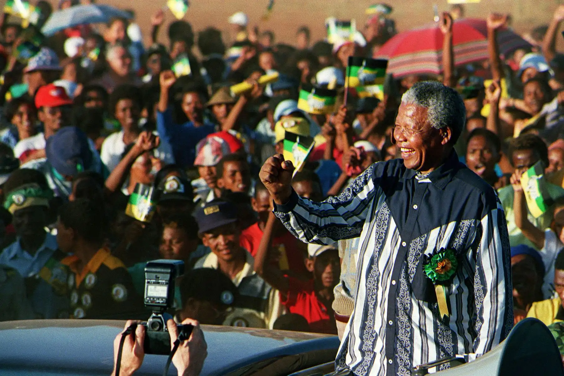 El presidente del Congreso Nacional Africano (ANC), Nelson Mandela, saluda a la multitud, el 24 de febrero de 1994. Foto: AFP