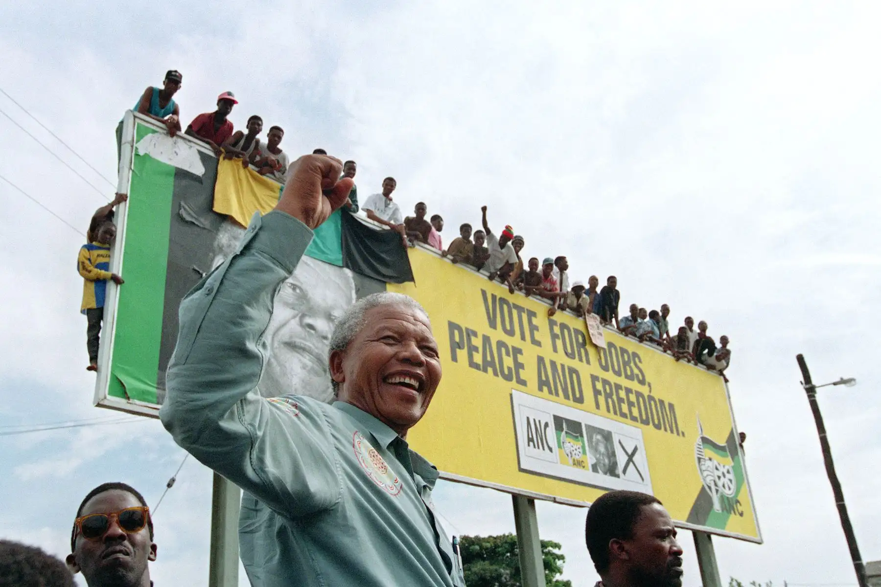 El presidente del Congreso Nacional Africano (ANC), Nelson Mandela, saluda a jóvenes simpatizantes en las afueras de Durban, el 16 de abril de 1994. Foto: AFP