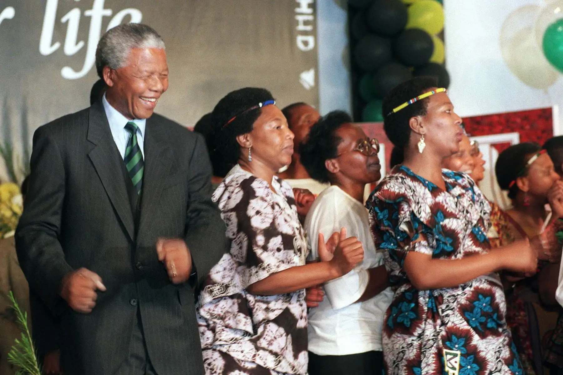 El líder del Congreso Nacional Africano (ANC), Nelson Mandela, baila mientras disfruta de la victoria de su partido en las primeras elecciones de  Sudáfrica. Foto: AFP