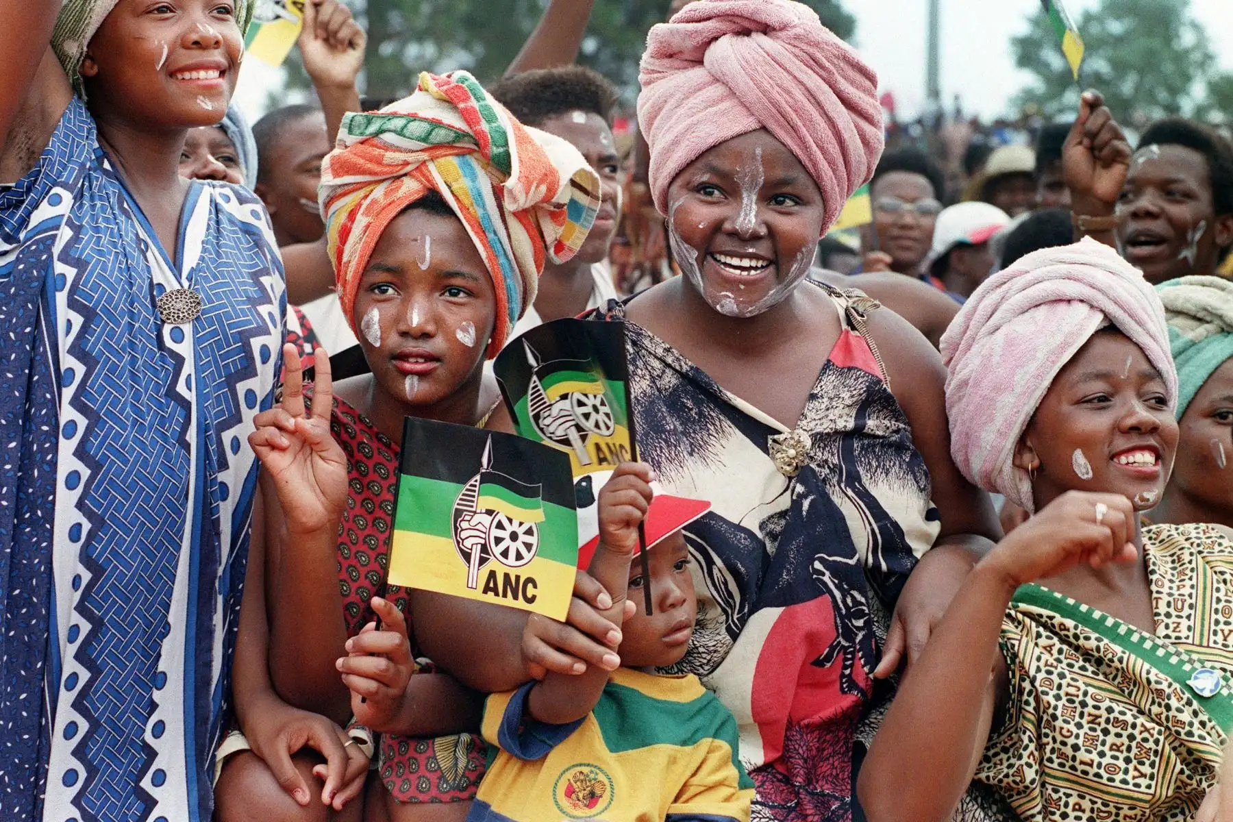 Simpatizantes del Congreso Nacional Africano se reúnen por Nelson Mandela en Stilfontein, el 27 de abril de 1994. Foto: AFP