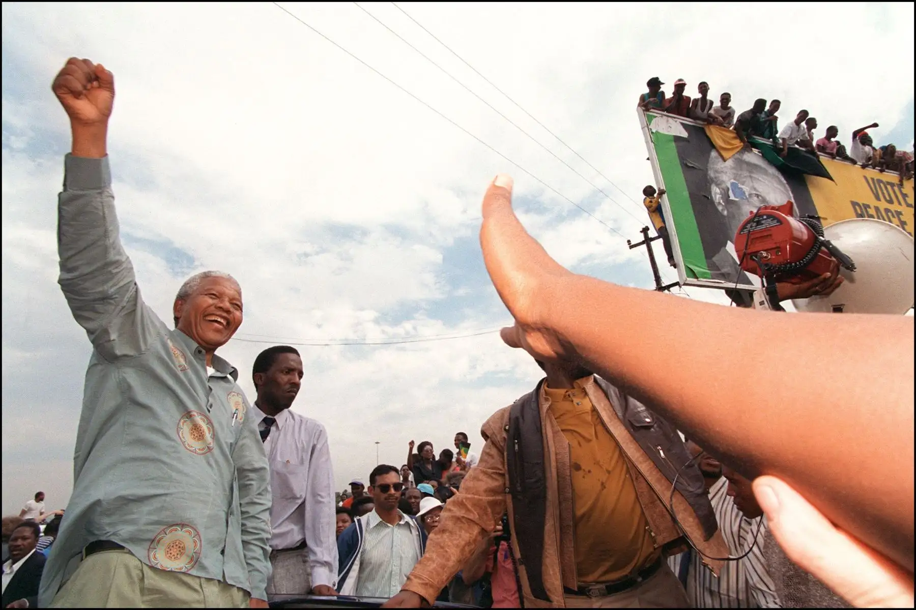 El presidente del Congreso Nacional Africano, Nelson Mandela, saluda a miles de simpatizantes en Umlazi el 16 de abril de 1994. Foto: AFP