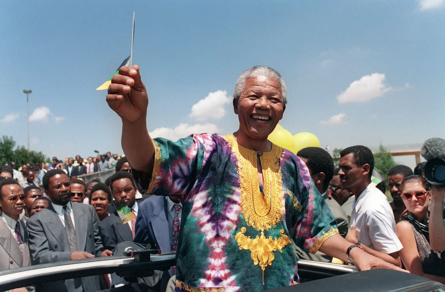 El presidente del Congreso Nacional Africano, Nelson Mandela, saluda a sus partidarios durante una reunión electoral, el 29 de enero de 1994 en Johannesburgo. Foto: AFP