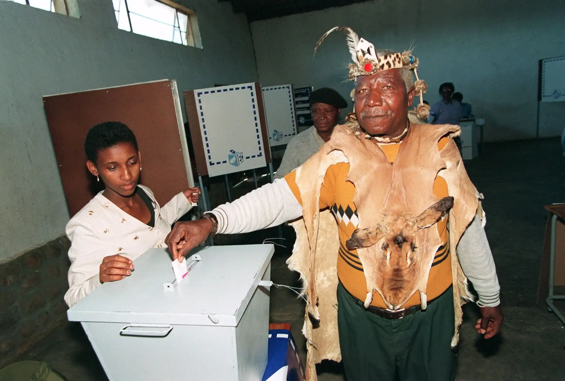 Un zulú sudafricano, emite su voto el 27 de abril de 1994. Foto: AFP